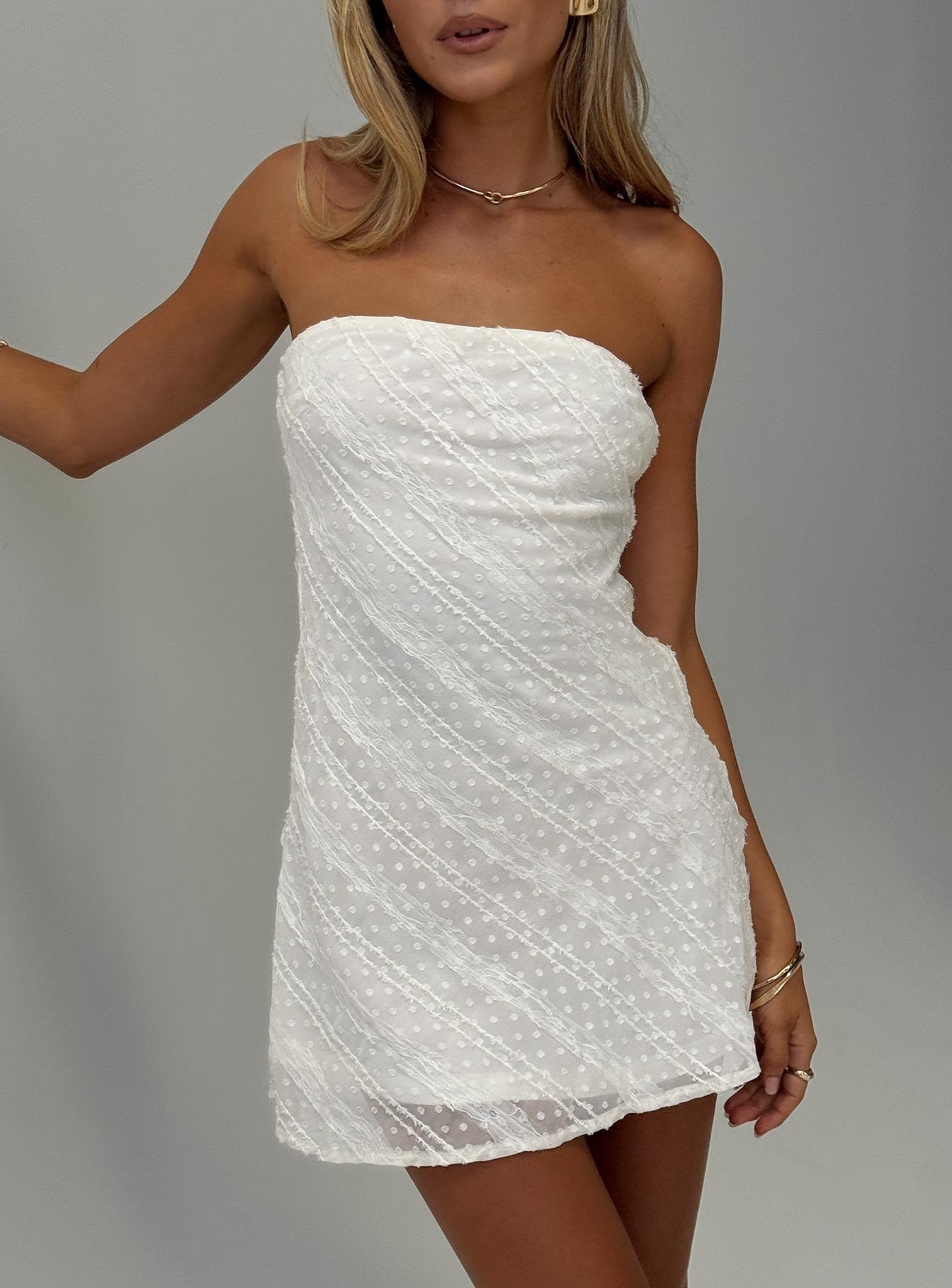 Vestido corto sin tirantes color crema de Mimosie - Elegancia sin esfuerzo