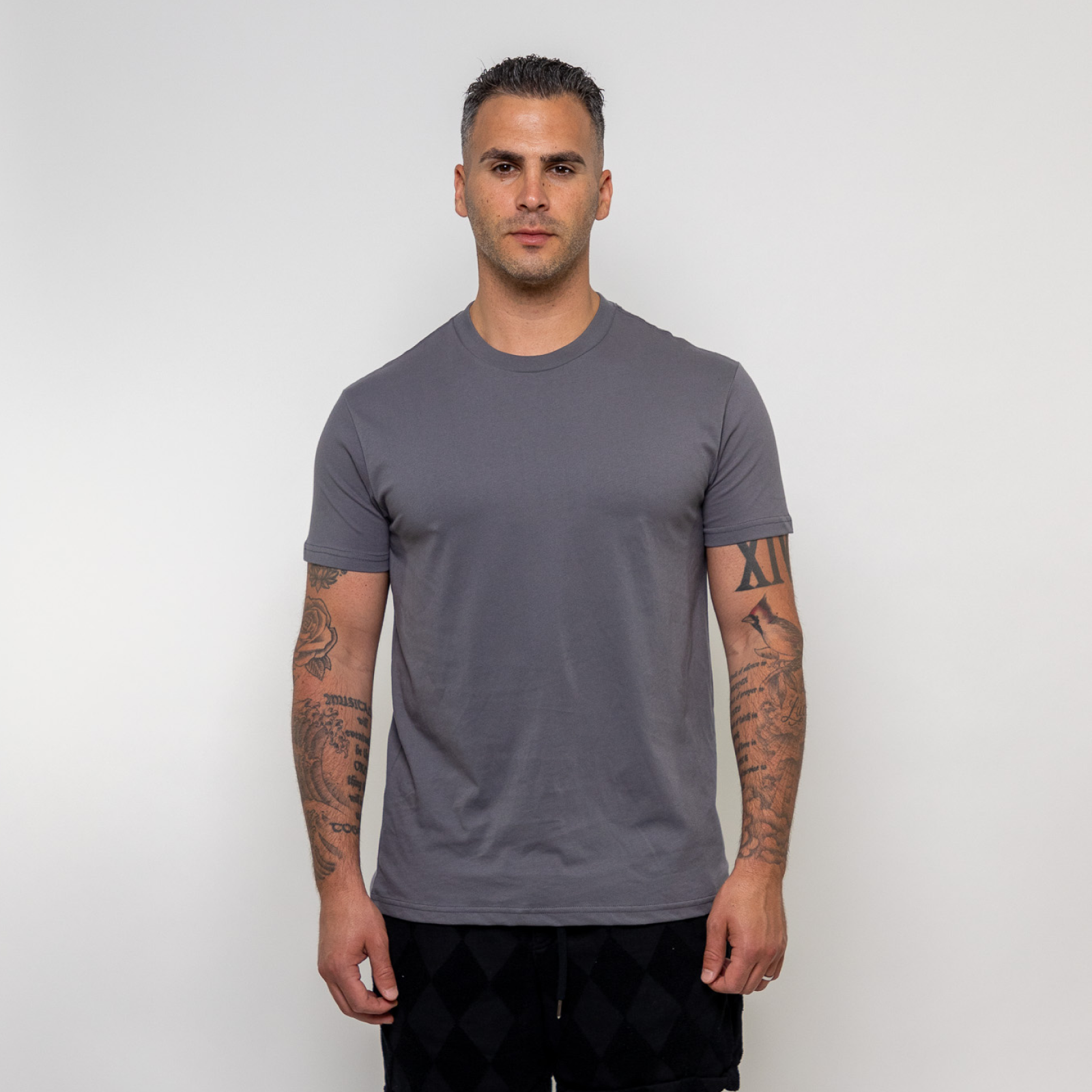 Camiseta de cuello redondo gris oscuro – estilo atemporal y cómoda