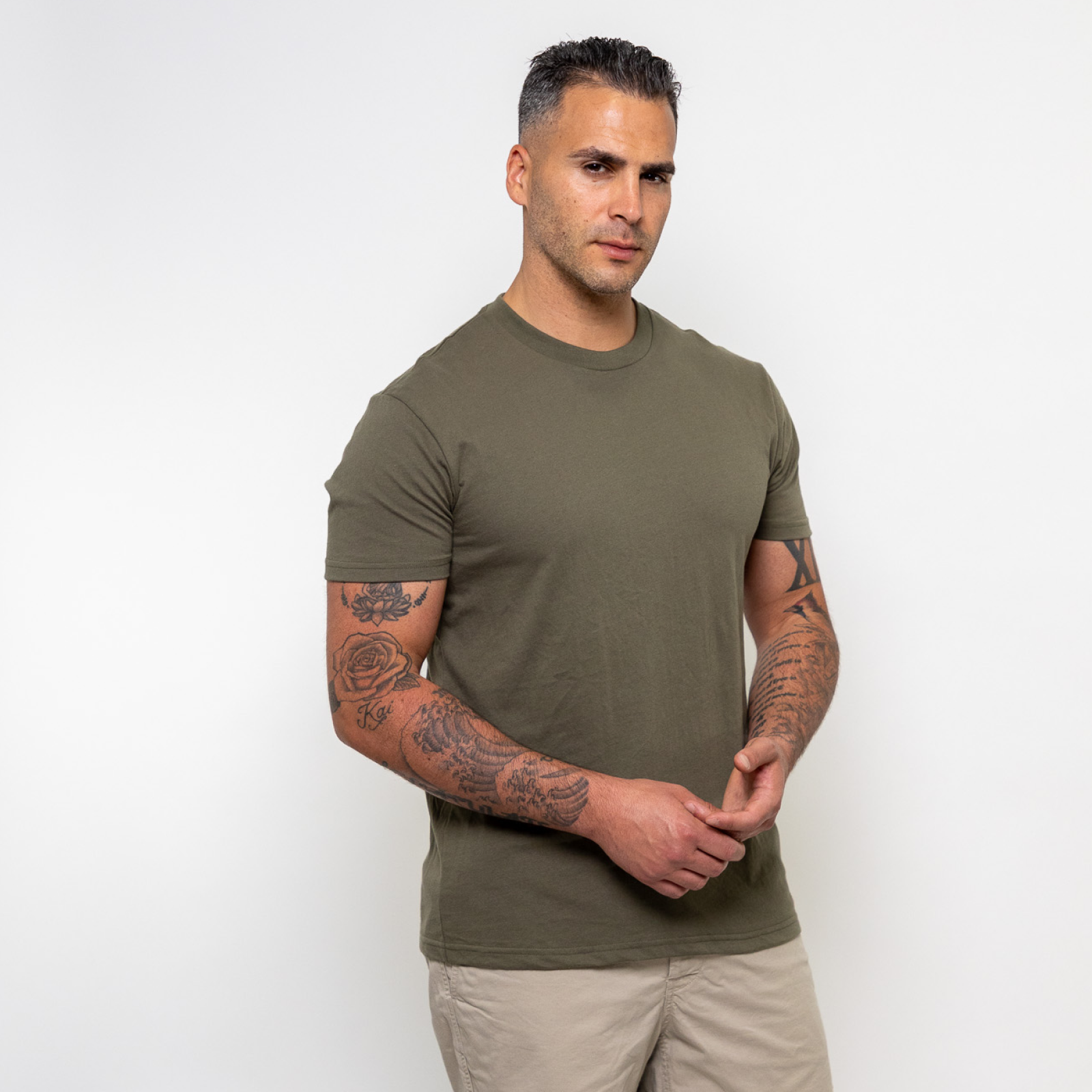 Camiseta de cuello redondo en verde oliva - suave, cómoda y versátil