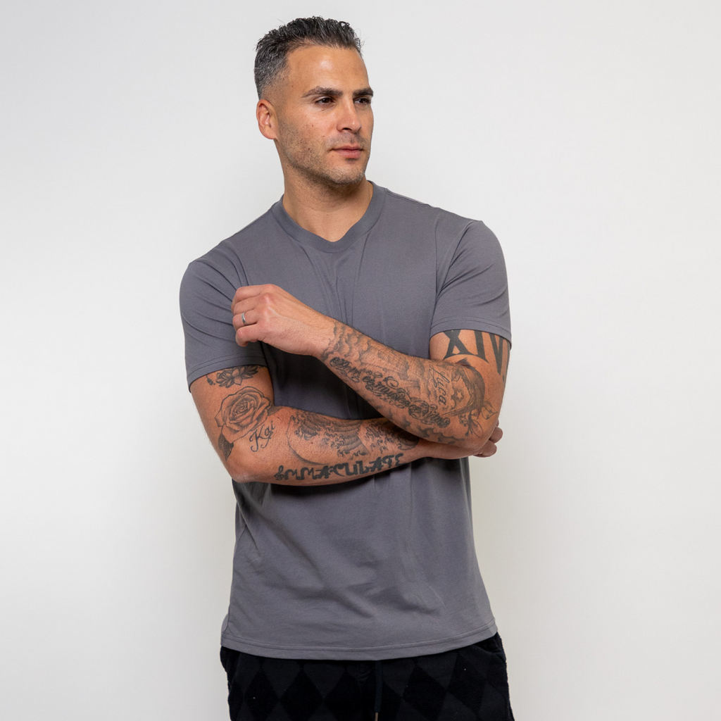 Camiseta de cuello redondo gris oscuro – estilo atemporal y cómoda