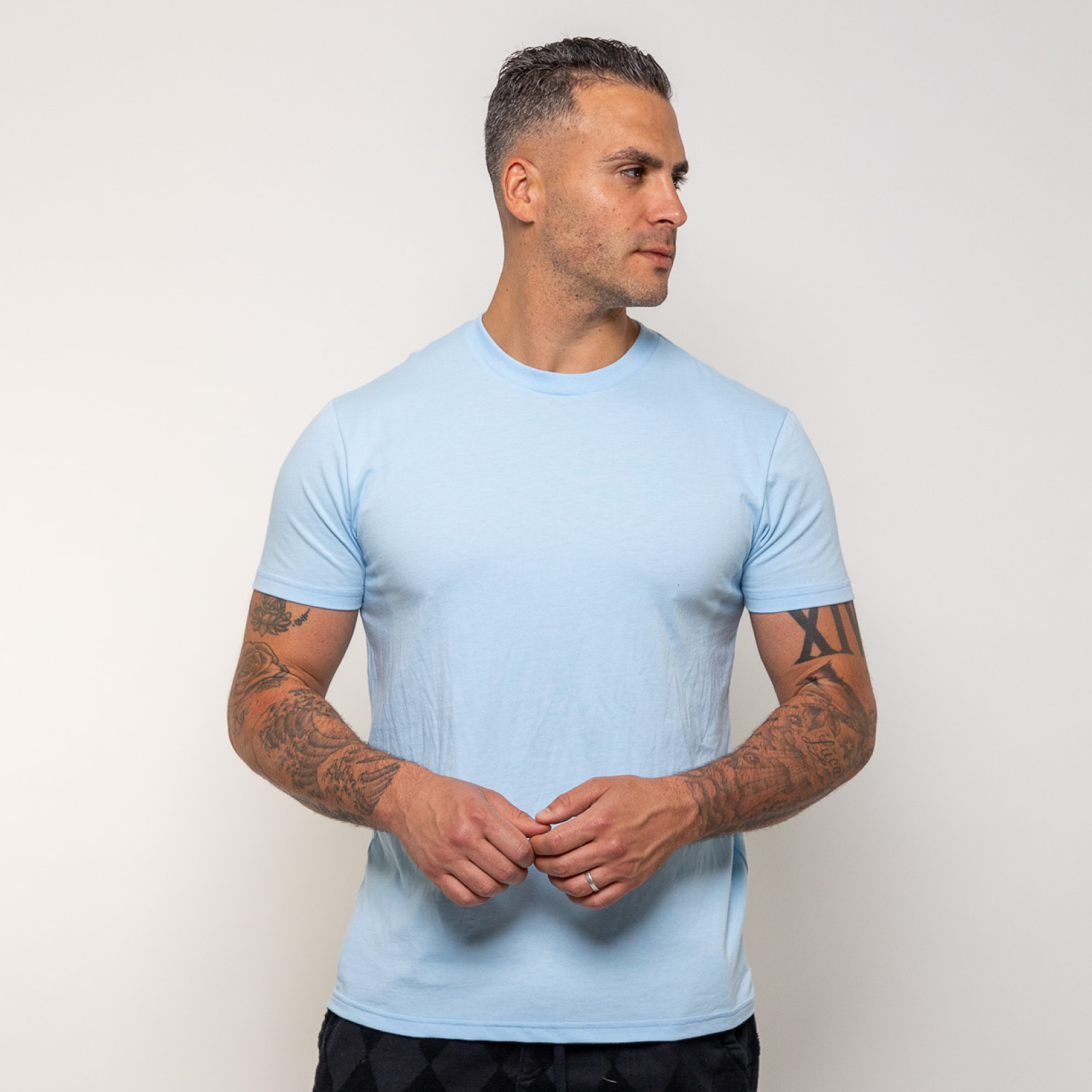 Camiseta azul de cuello redondo para bebé