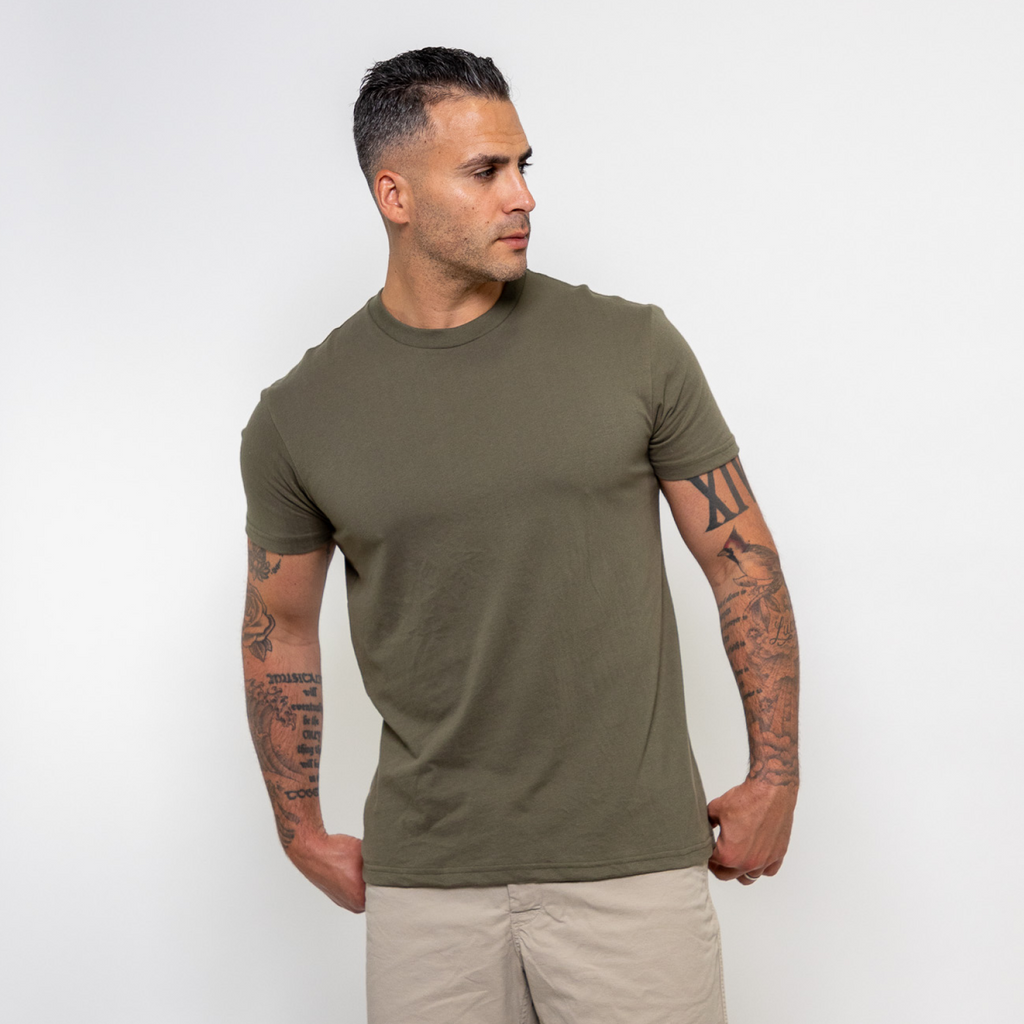 Camiseta de cuello redondo en verde oliva - suave, cómoda y versátil