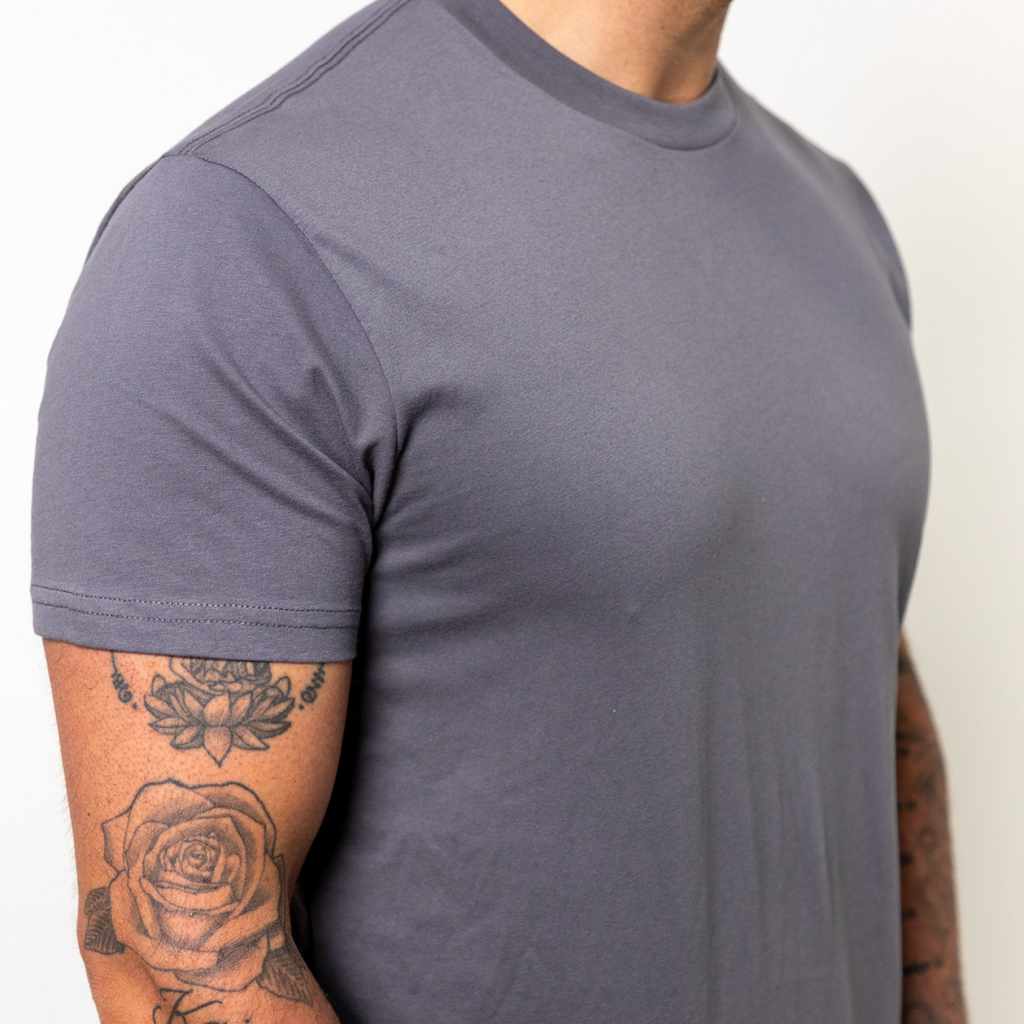 Camiseta de cuello redondo gris oscuro – estilo atemporal y cómoda