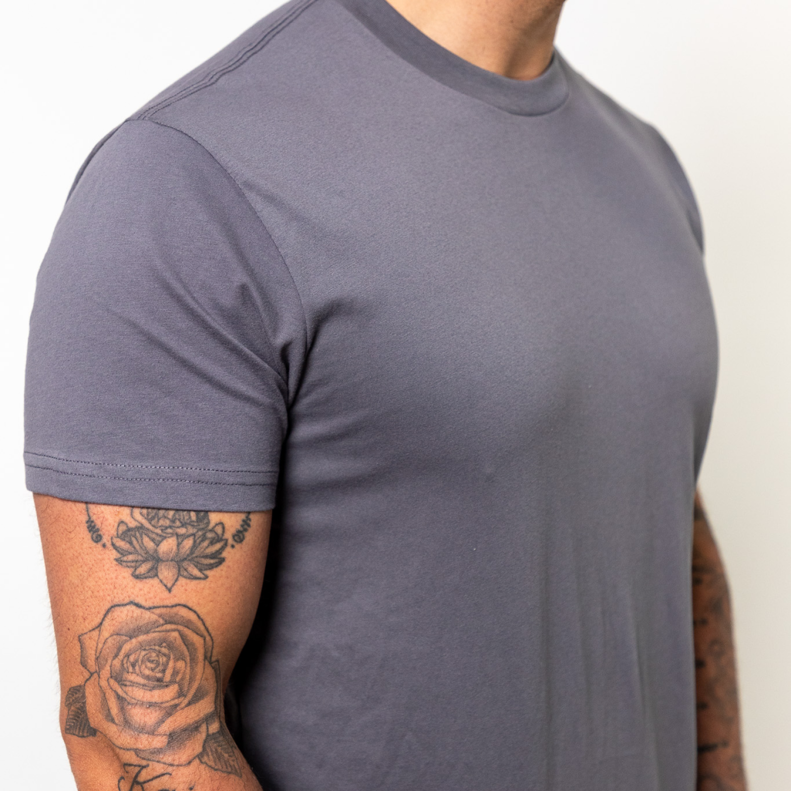 Camiseta de cuello redondo gris oscuro – estilo atemporal y cómoda