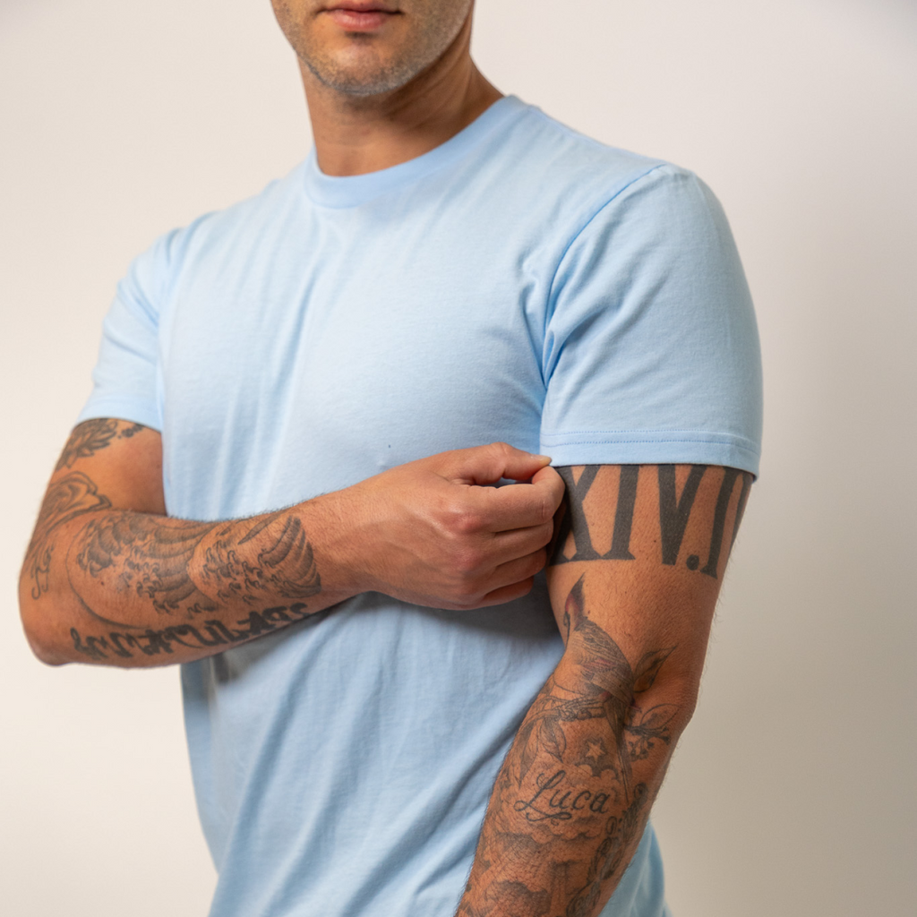 Camiseta azul de cuello redondo para bebé