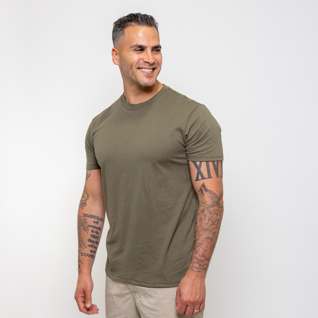 Camiseta de cuello redondo en verde oliva - suave, cómoda y versátil