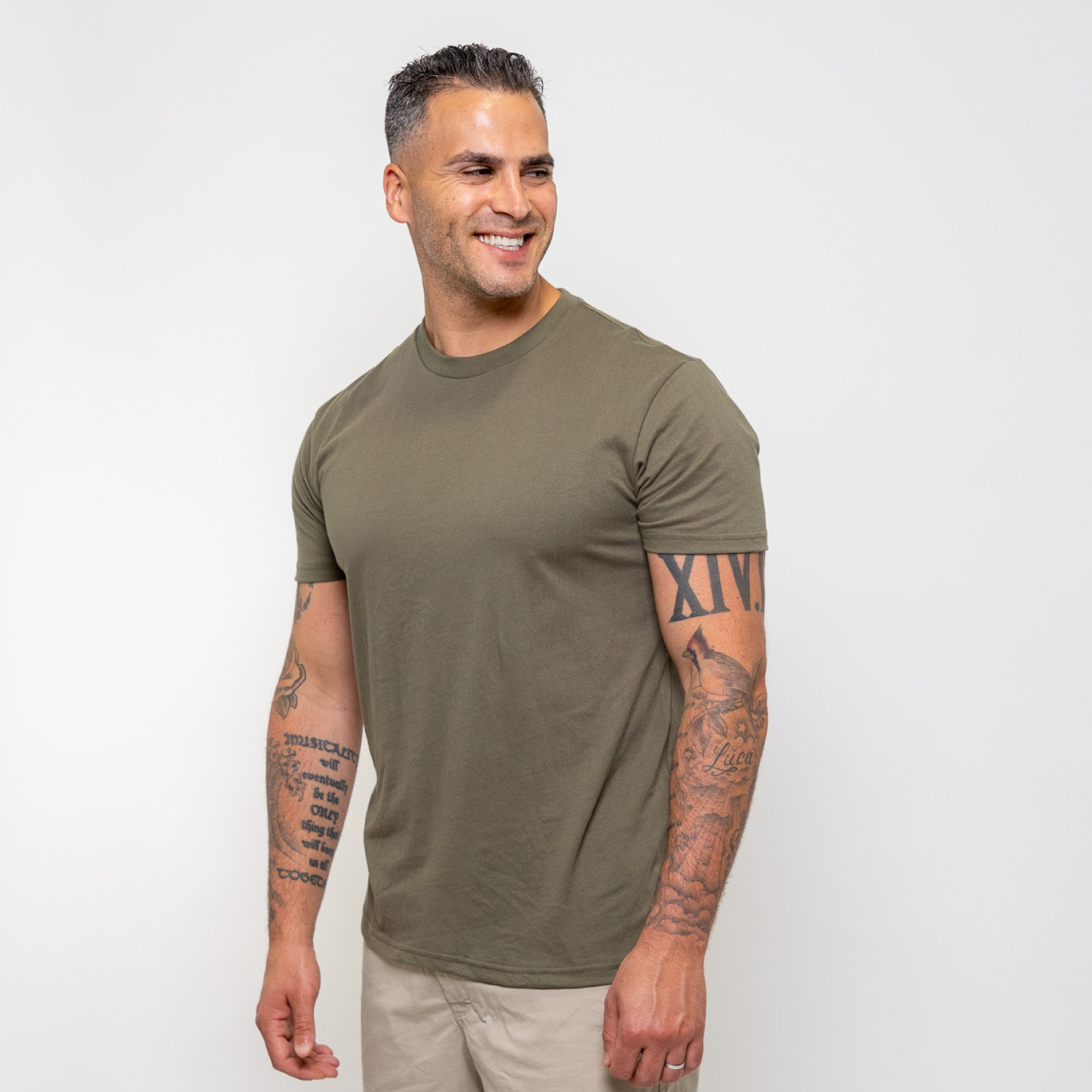 Camiseta de cuello redondo en verde oliva - suave, cómoda y versátil