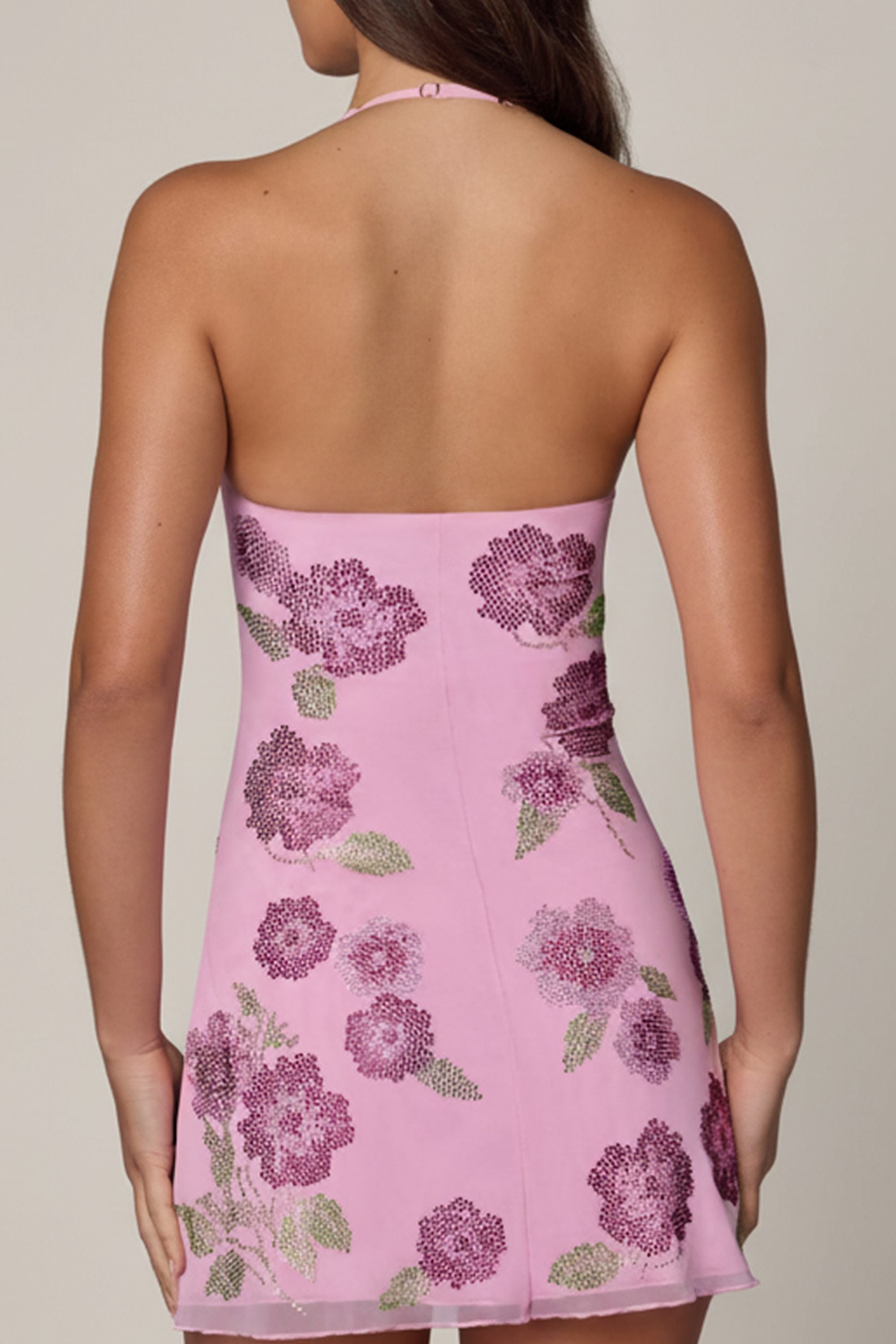 Vestido corto glamoroso rosa suave con escote halter y adornos