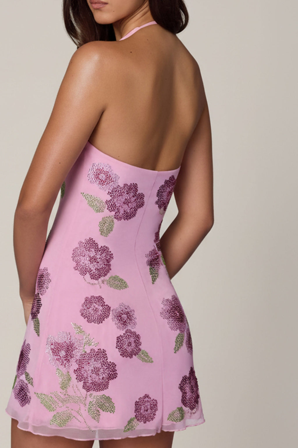 Vestido corto glamoroso rosa suave con escote halter y adornos