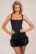 Vestido mini de satén negro con corsé y escote cuadrado, ribete de pelo sintético