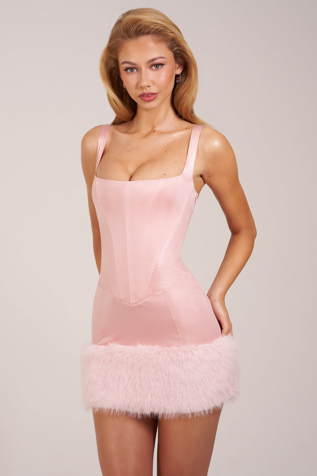 Vestido corsé de satén rosa empolvado con escote cuadrado y ribete de pelo sintético