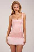 Vestido corsé de satén rosa empolvado con escote cuadrado y ribete de pelo sintético