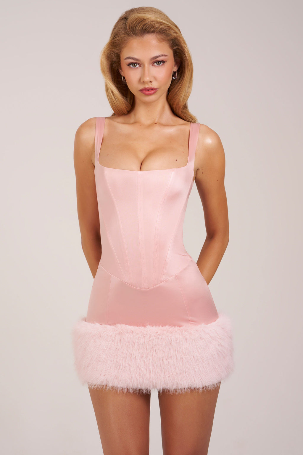 Vestido corsé de satén rosa empolvado con escote cuadrado y ribete de pelo sintético