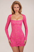 Vestido mini transparente fucsia con encaje festoneado y mangas largas
