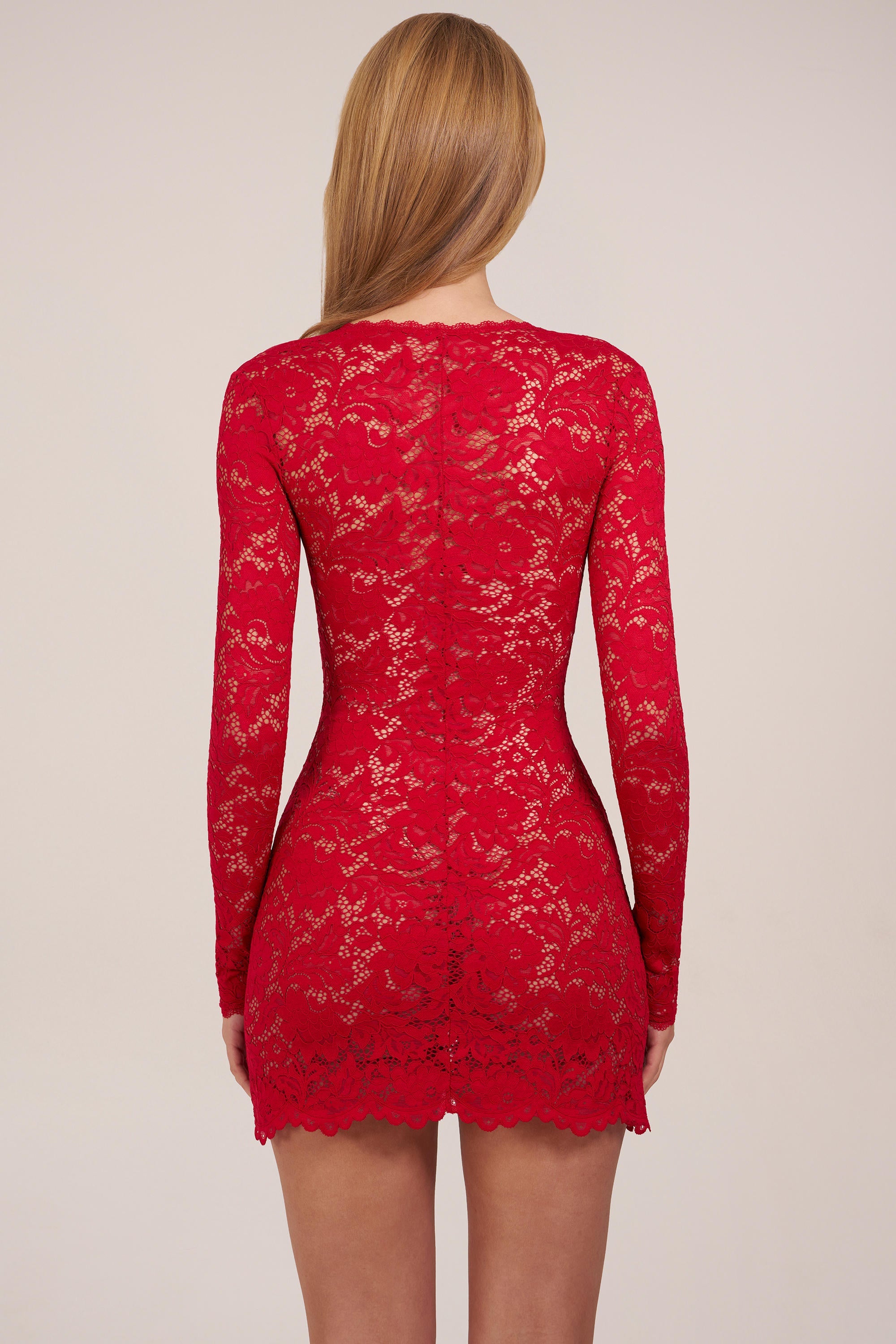 Vestido mini semitransparente en rosa rojizo con encaje festoneado y mangas largas