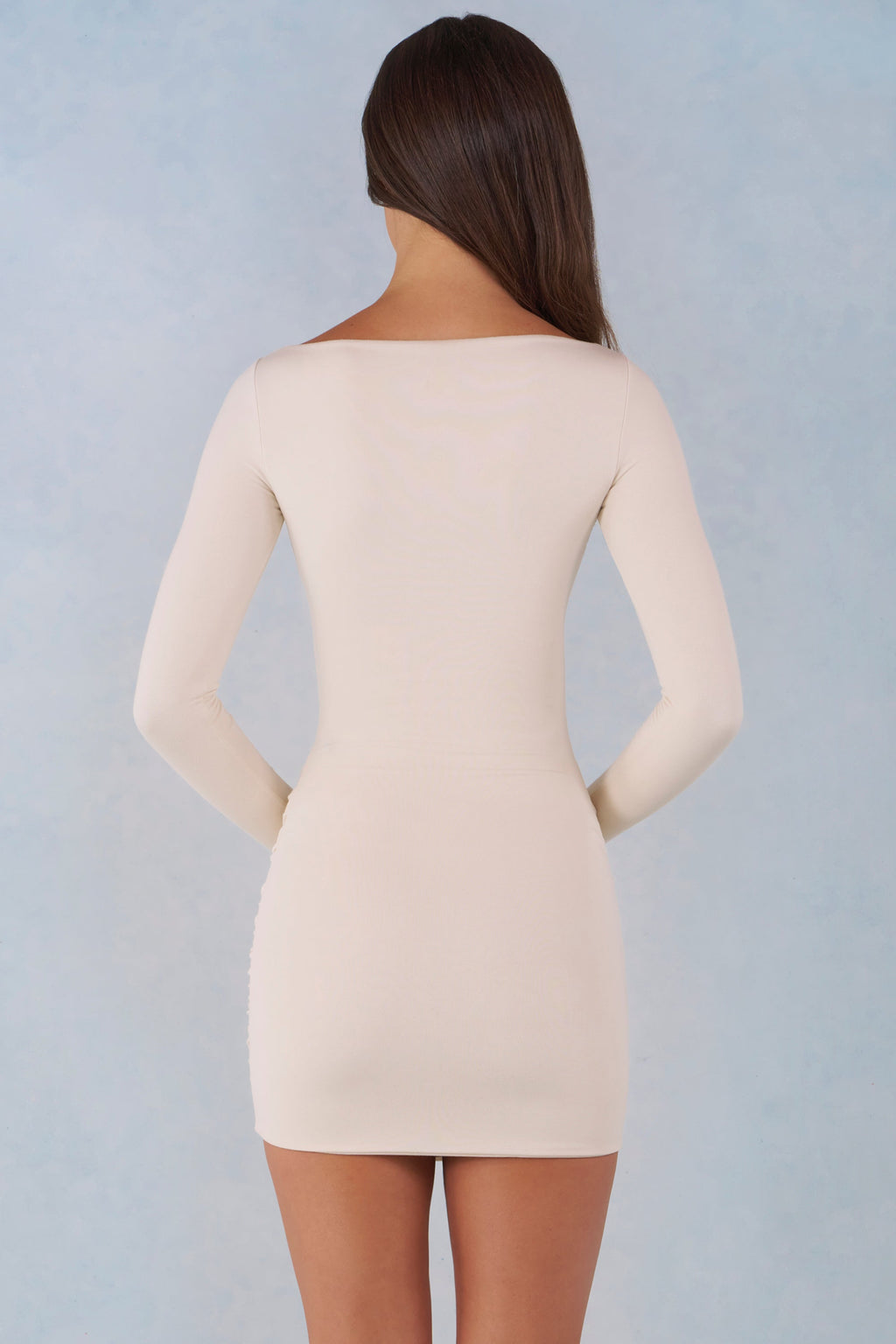 Vestido corto drapeado de modal color marfil con escote barco y mangas largas, elegante