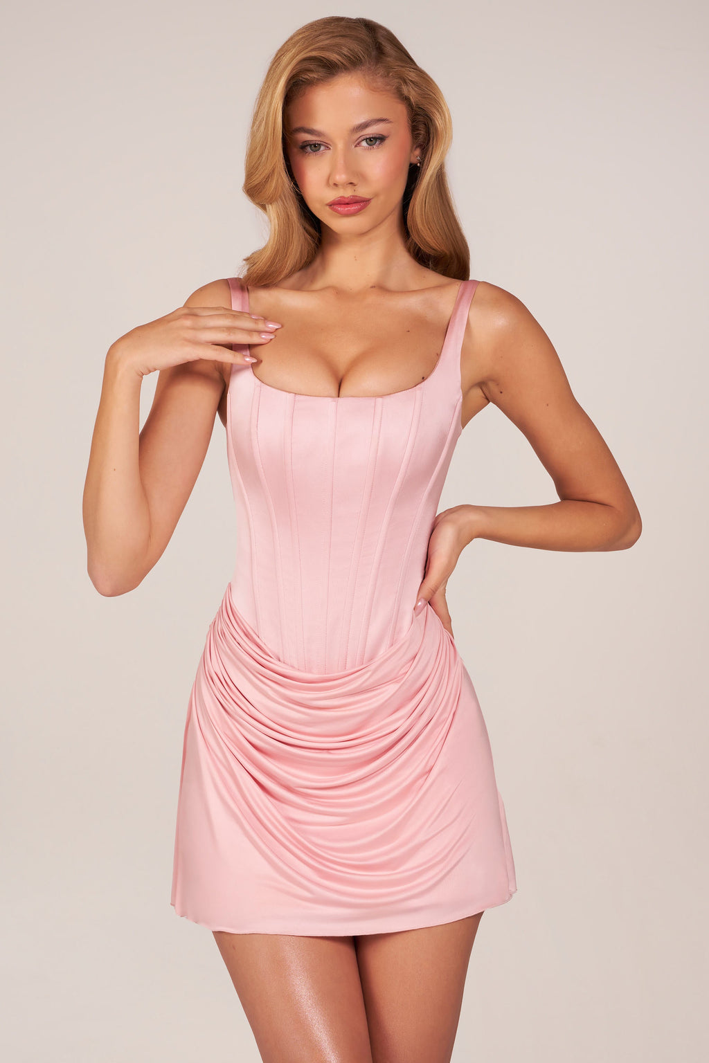 Vestido corto rosa empolvado con cordones y drapeado