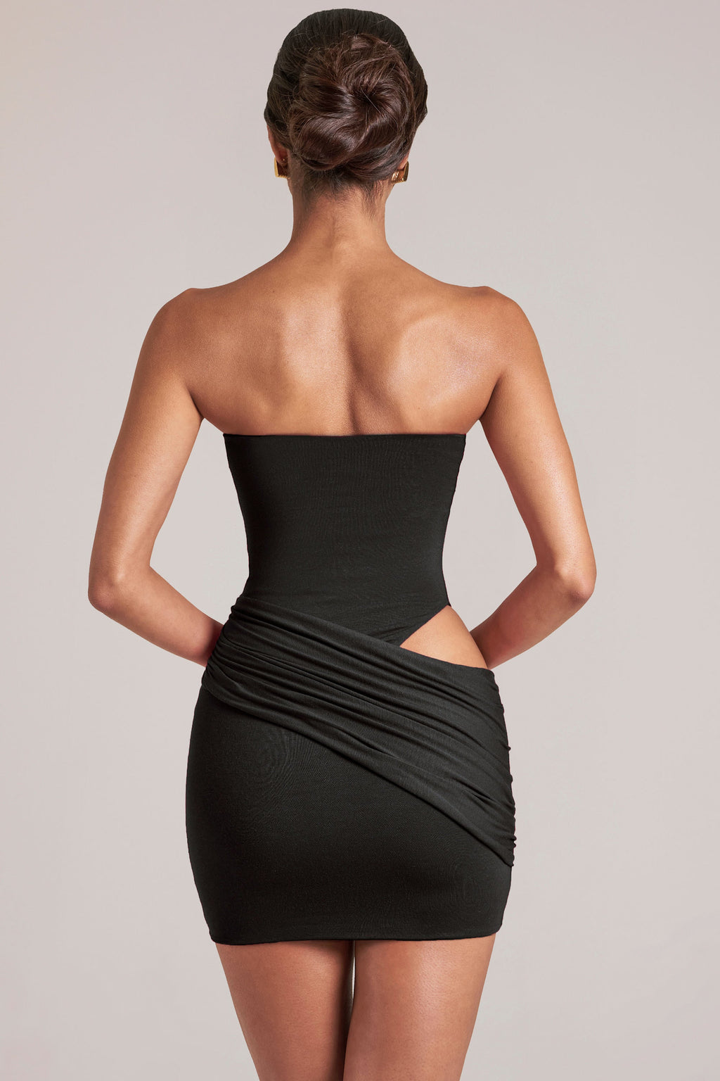 Vestido mini negro tipo bodycon con bandeau - ajuste elegante que abraza las curvas