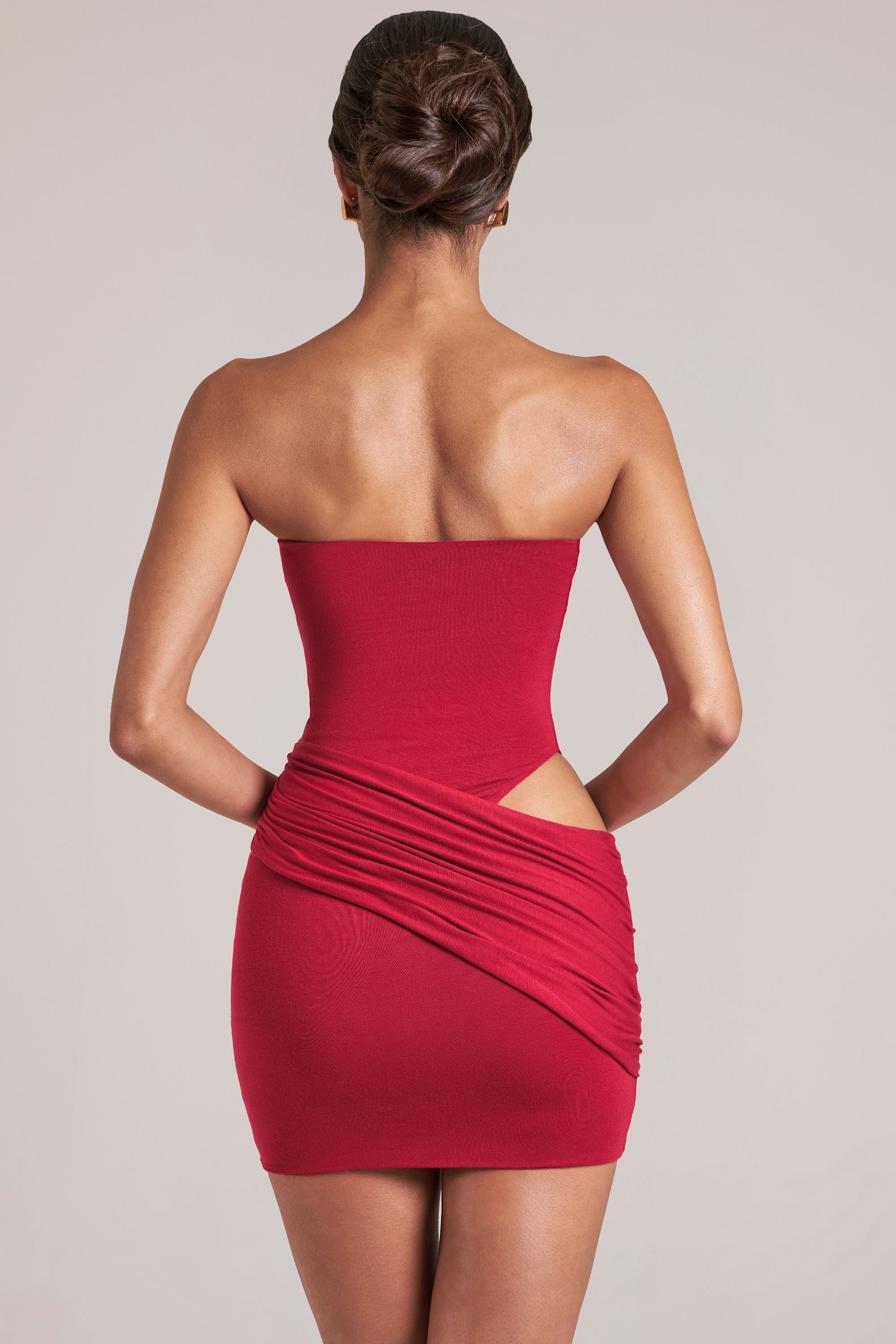 Vestido mini ceñido rojo cereza con escote bandeau - Coqueto, silueta que abraza la figura