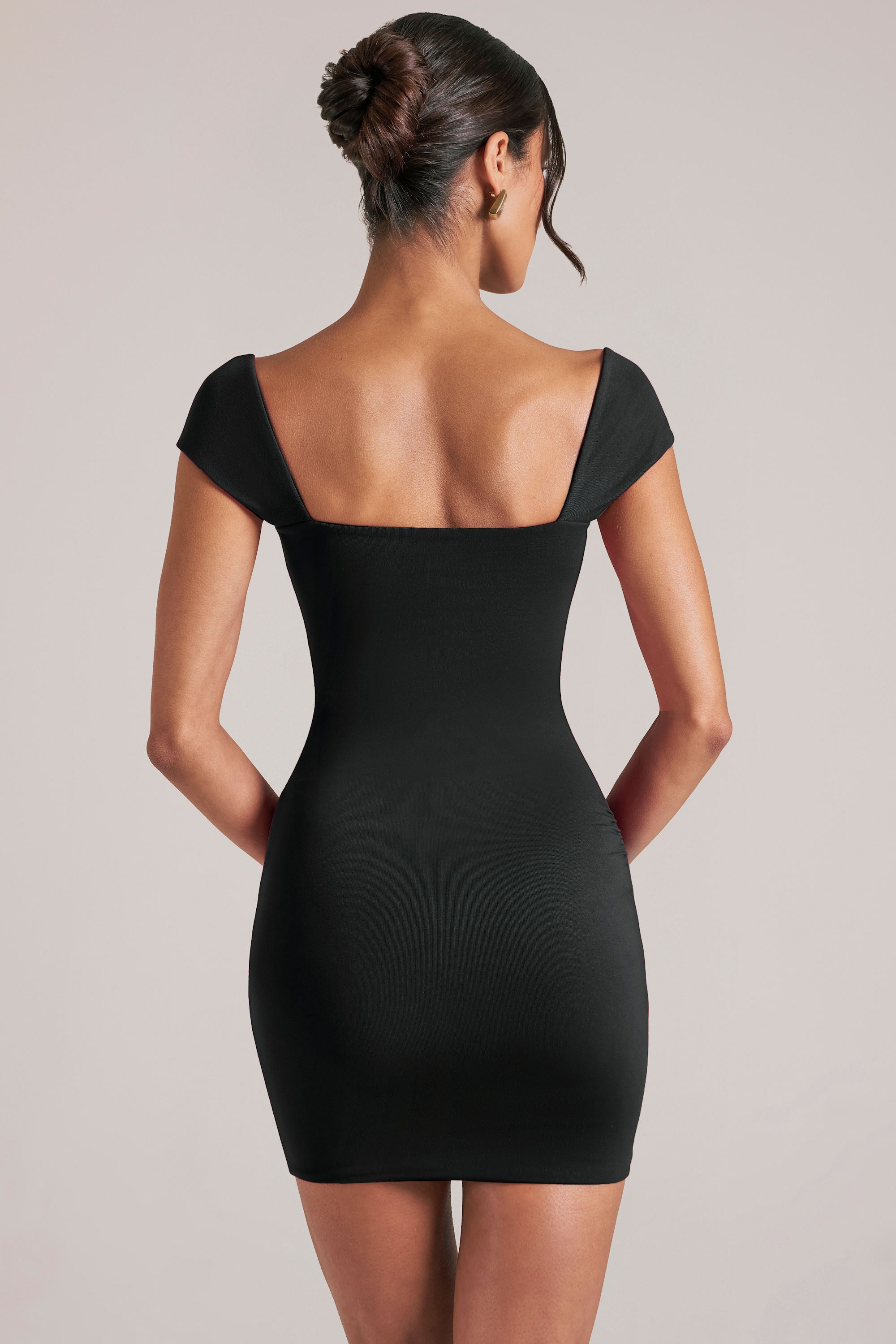 Vestido corto negro con escote en corazón elegante