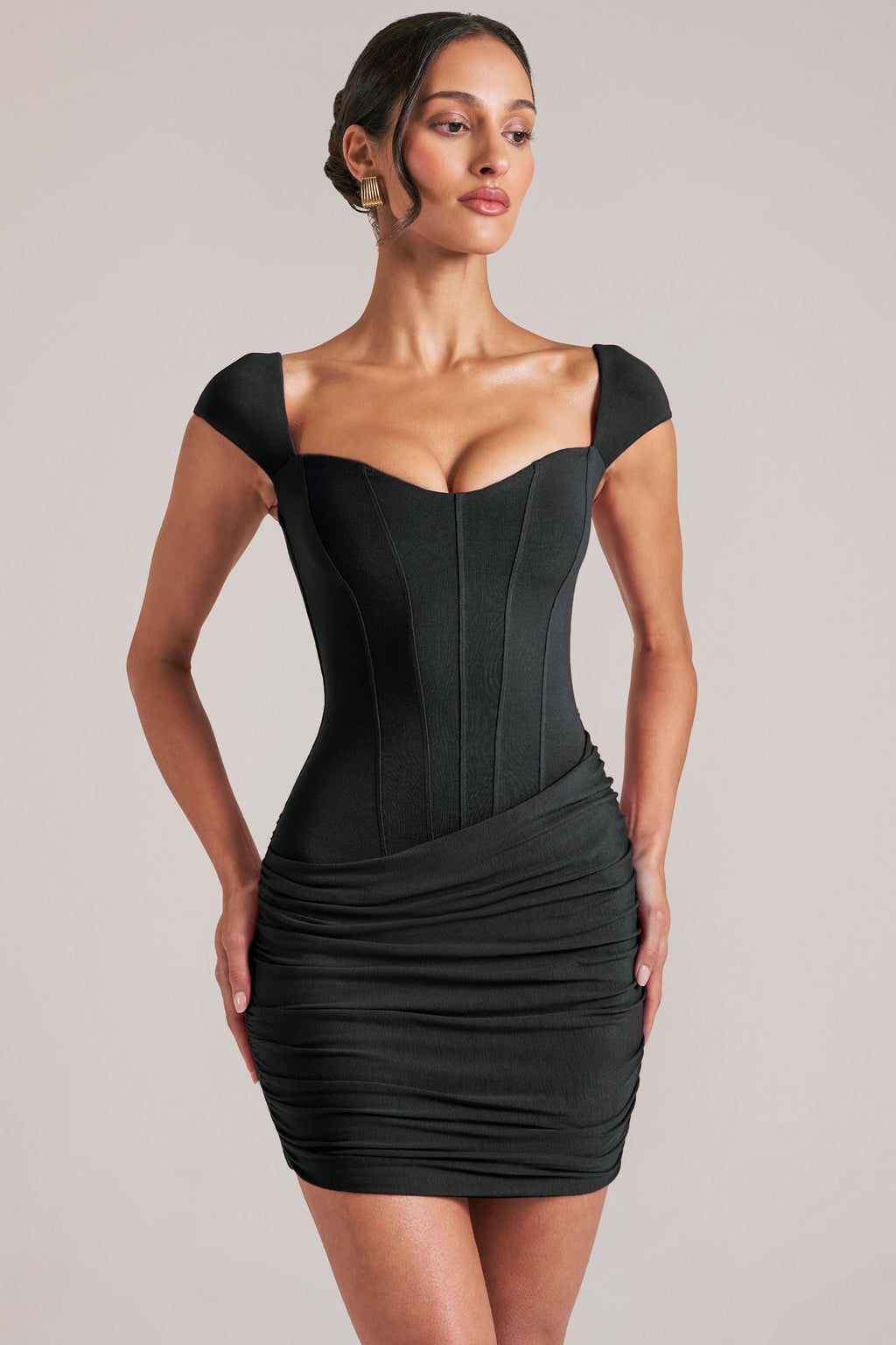 Vestido corto negro con escote en corazón elegante