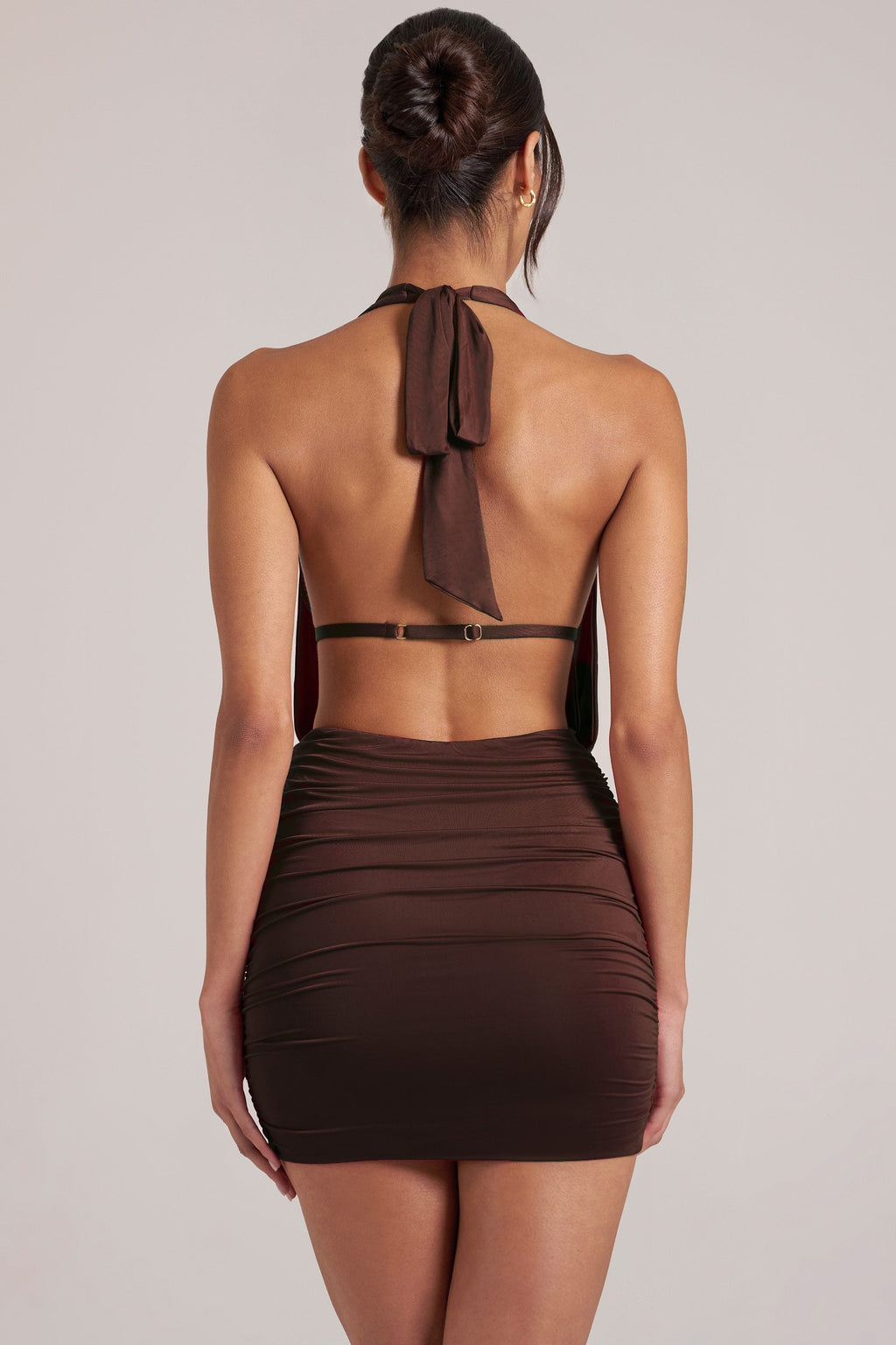 Vestido corto drapeado con cuello tipo cowl en color marrón chocolate intenso