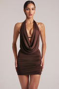 Vestido corto drapeado con cuello tipo cowl en color marrón chocolate intenso