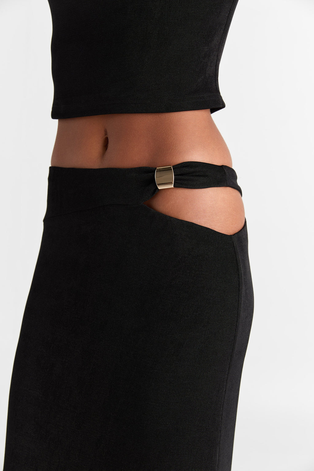 Falda maxi negra Lilah - fluida, silueta elegante