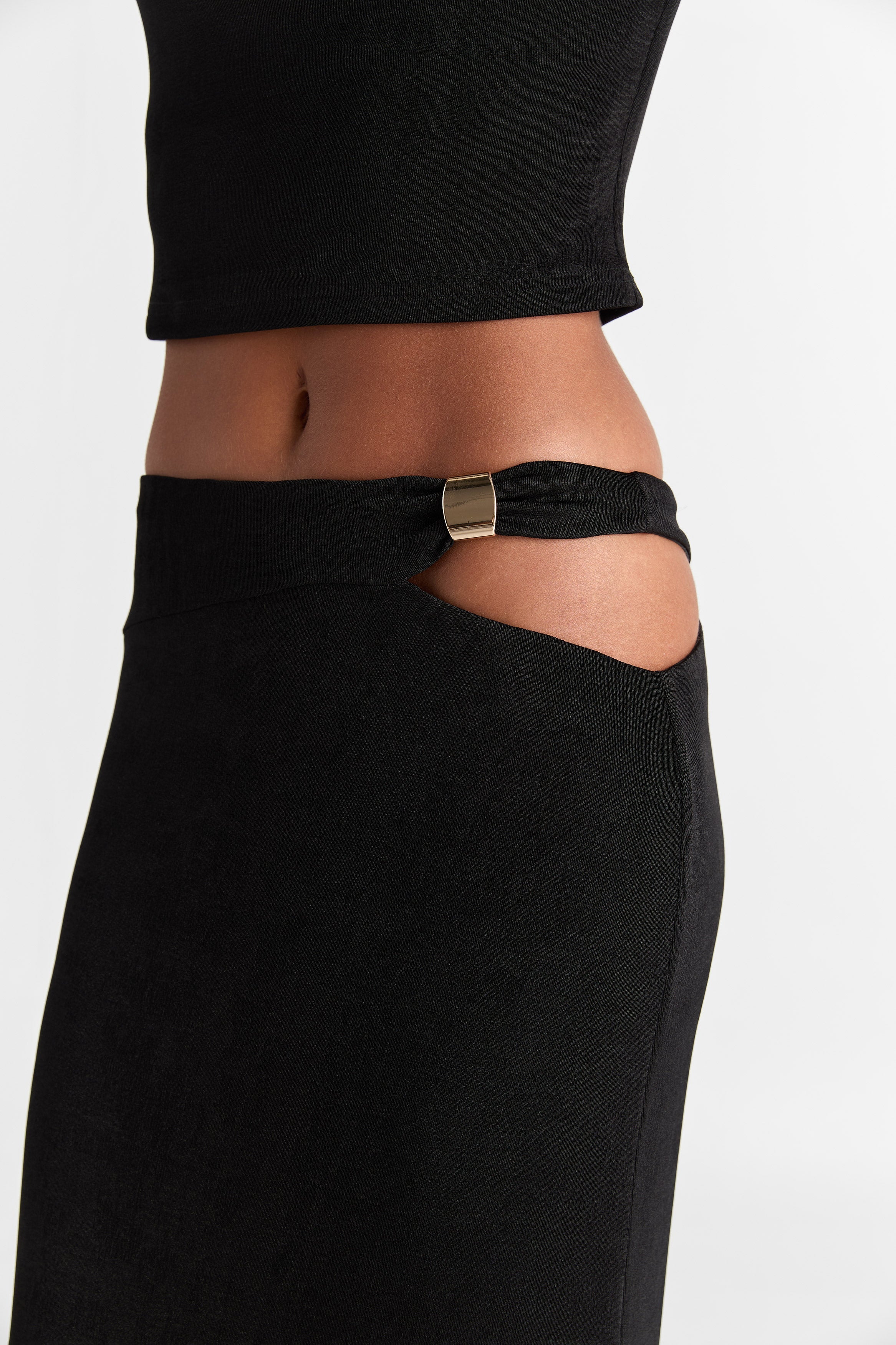 Falda maxi negra Lilah - fluida, silueta elegante
