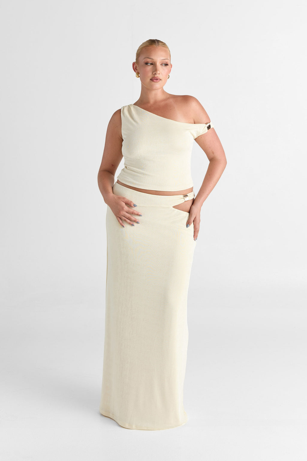 Top Lilah en color mantequilla - Fluido, Esencial con toque solar