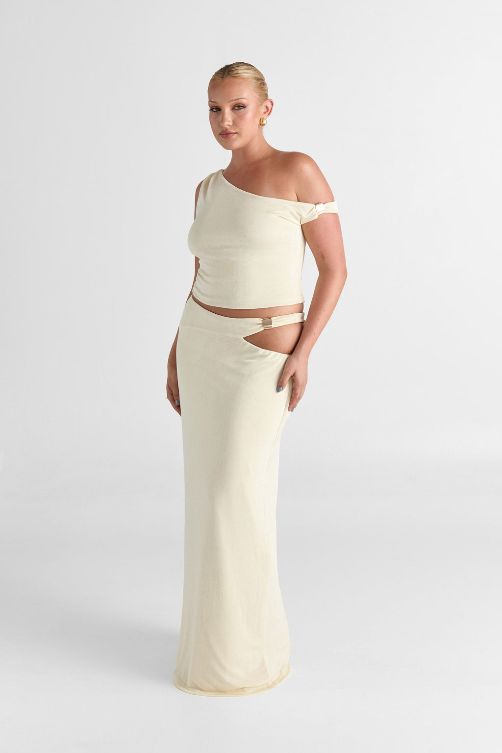 Top Lilah en color mantequilla - Fluido, Esencial con toque solar