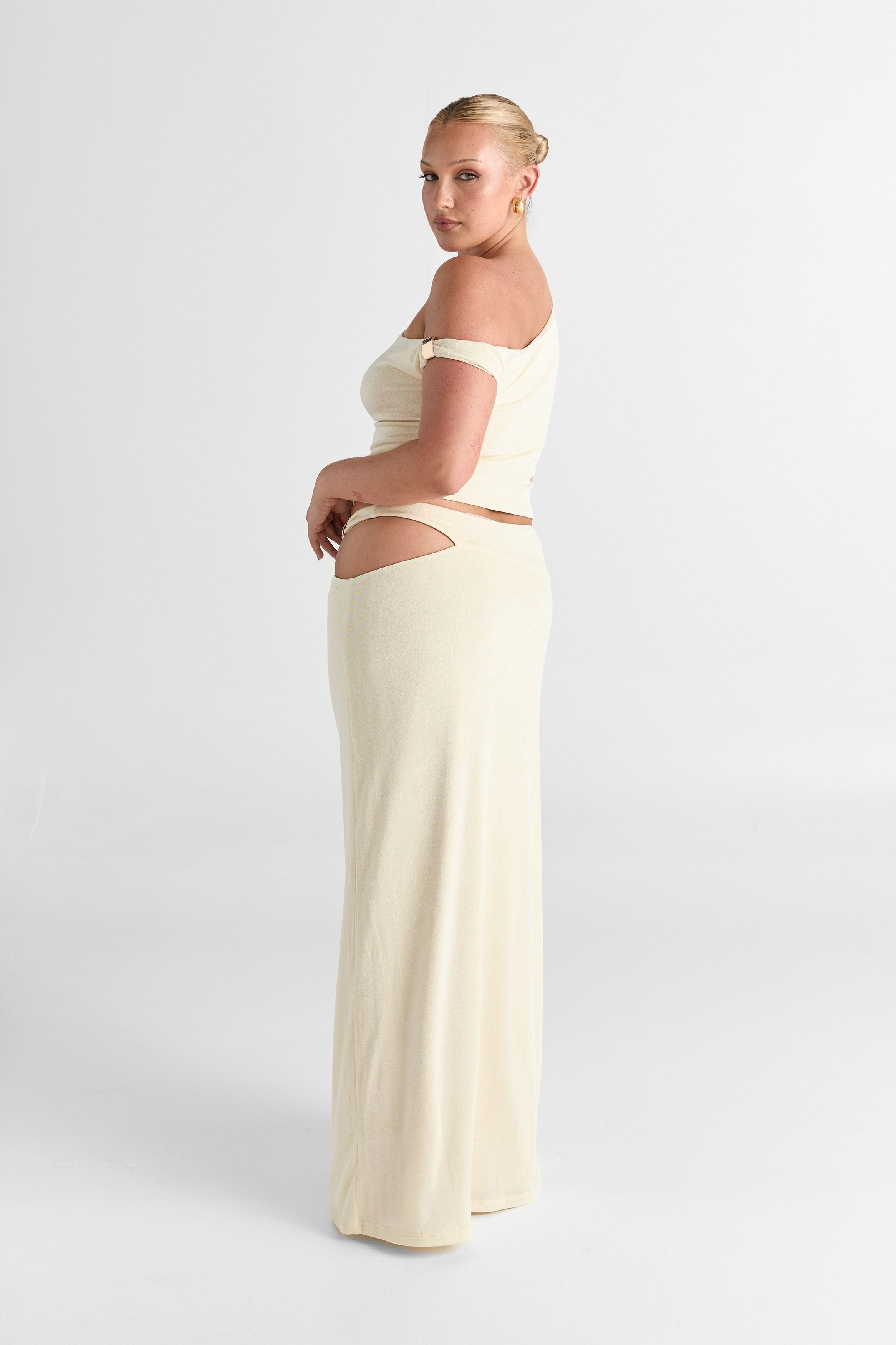 Top Lilah en color mantequilla - Fluido, Esencial con toque solar