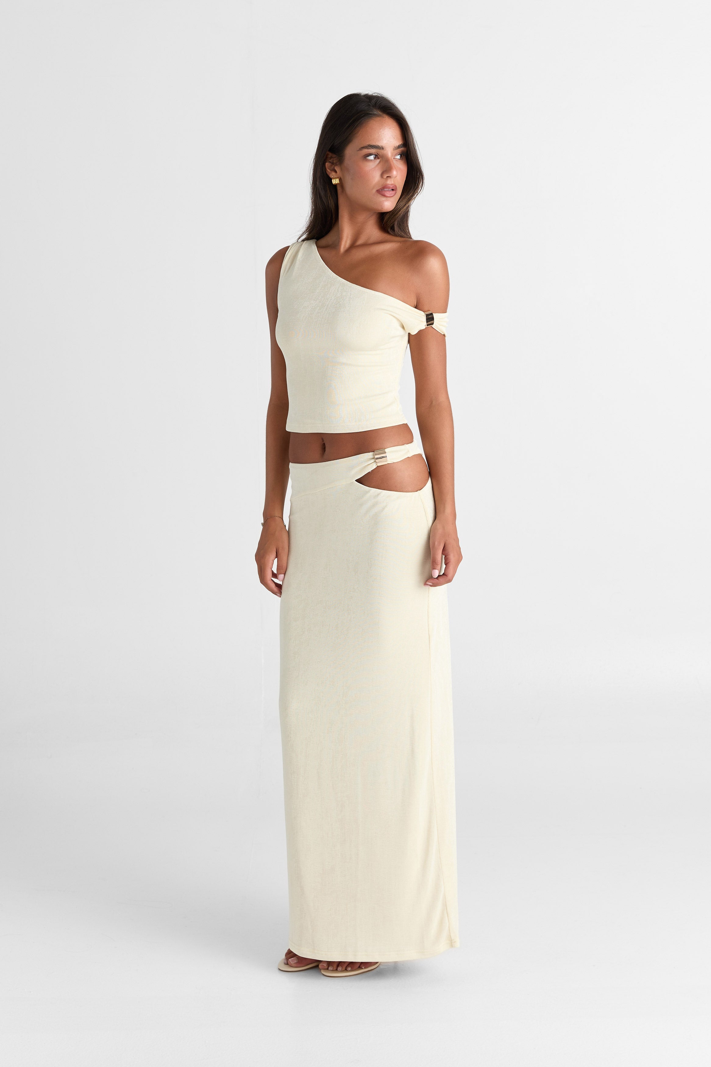 Top Lilah en color mantequilla - Fluido, Esencial con toque solar