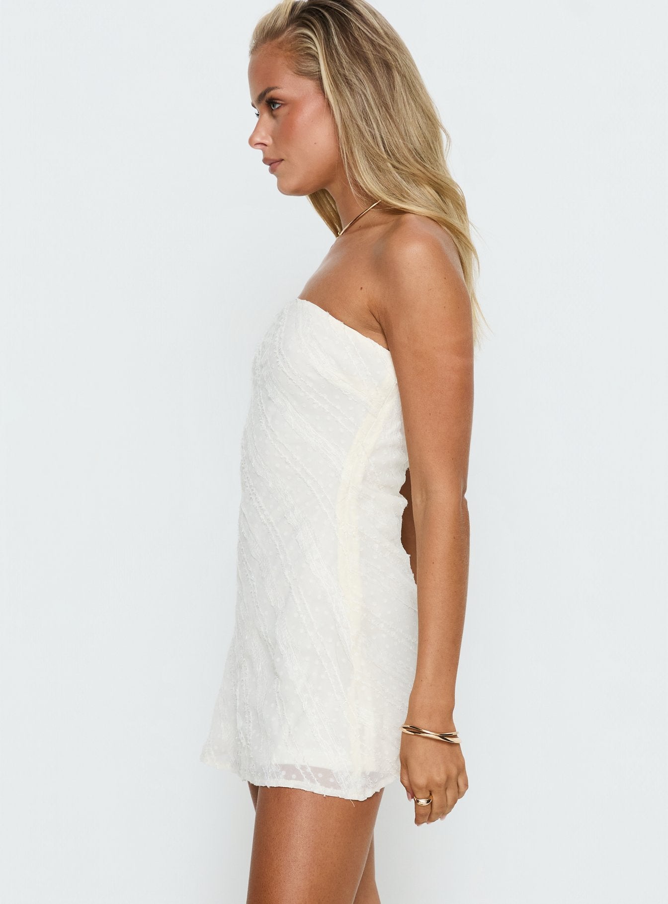 Vestido corto sin tirantes color crema de Mimosie - Elegancia sin esfuerzo