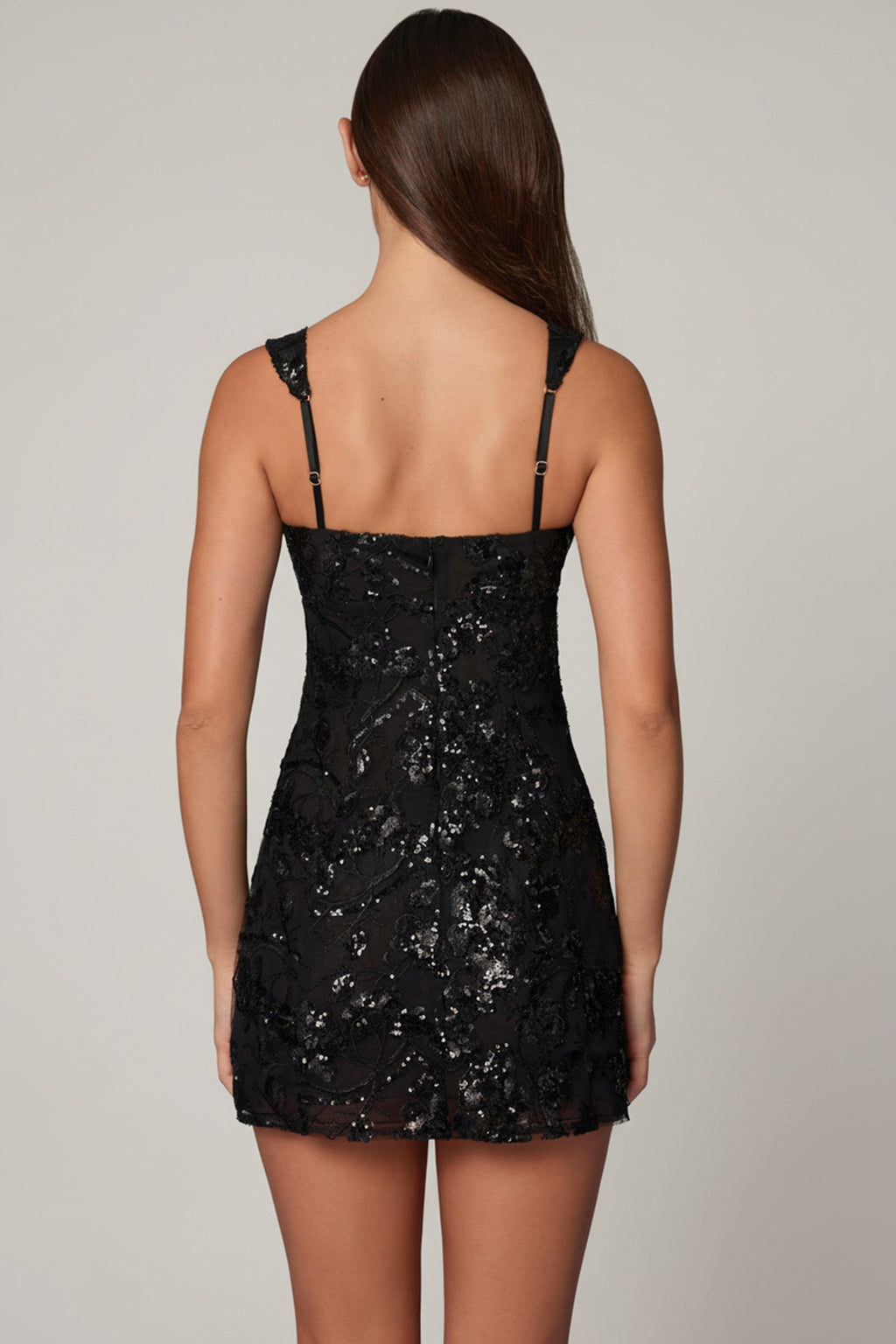 Vestido corto negro glamoroso con pedrería, de silueta en A