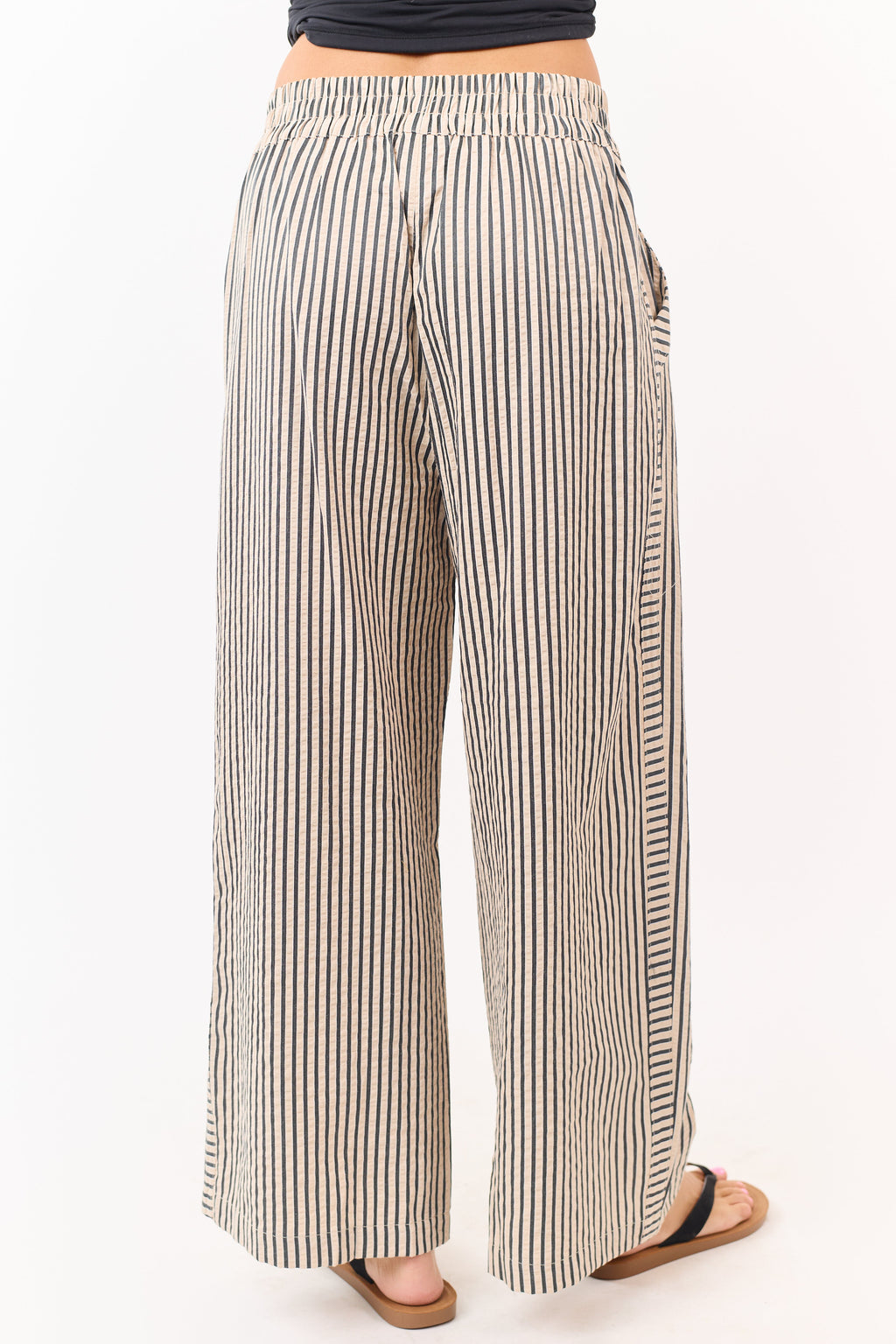 Pantalones anchos a rayas en color almendra y negro, elegantes