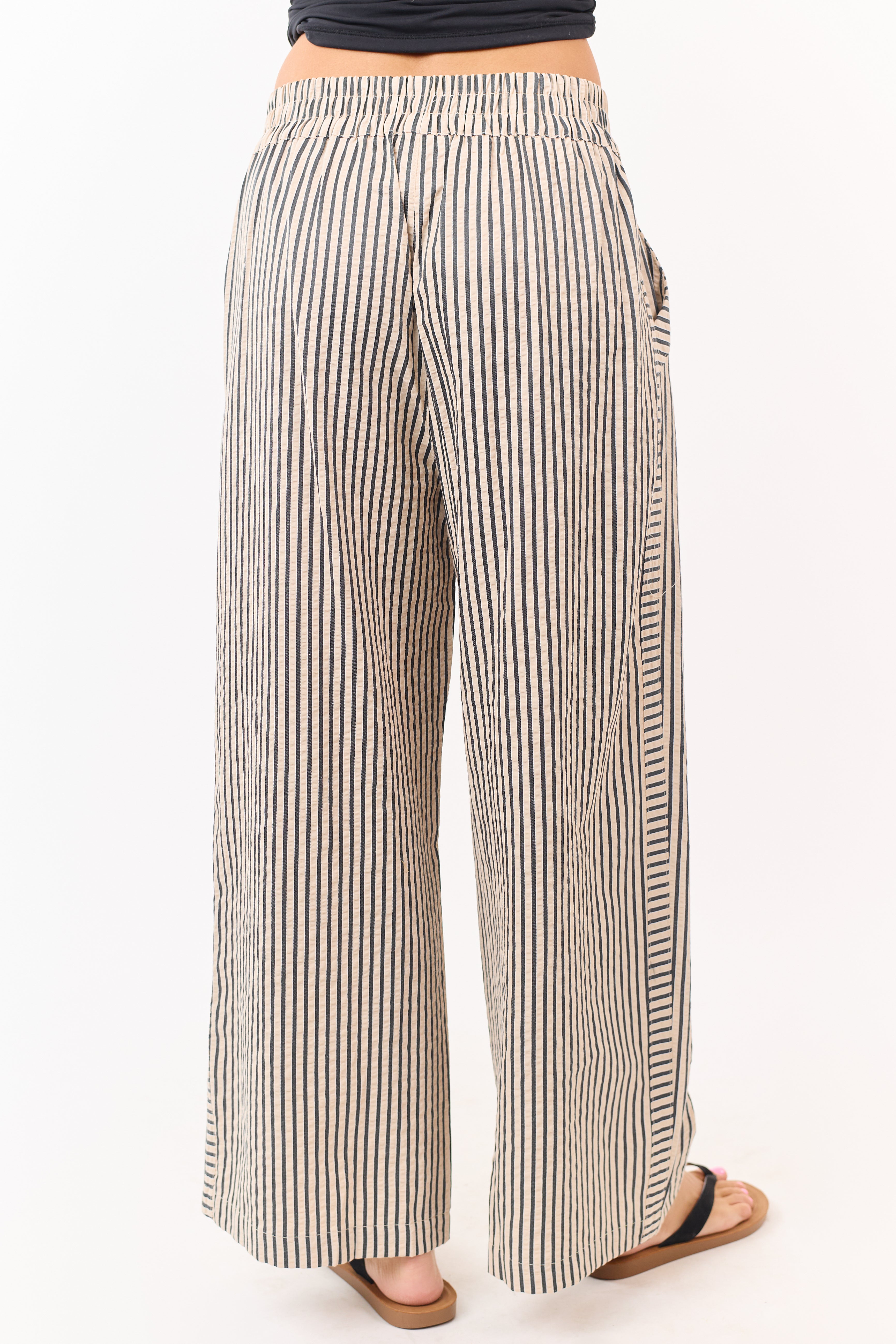 Pantalones anchos a rayas en color almendra y negro, elegantes