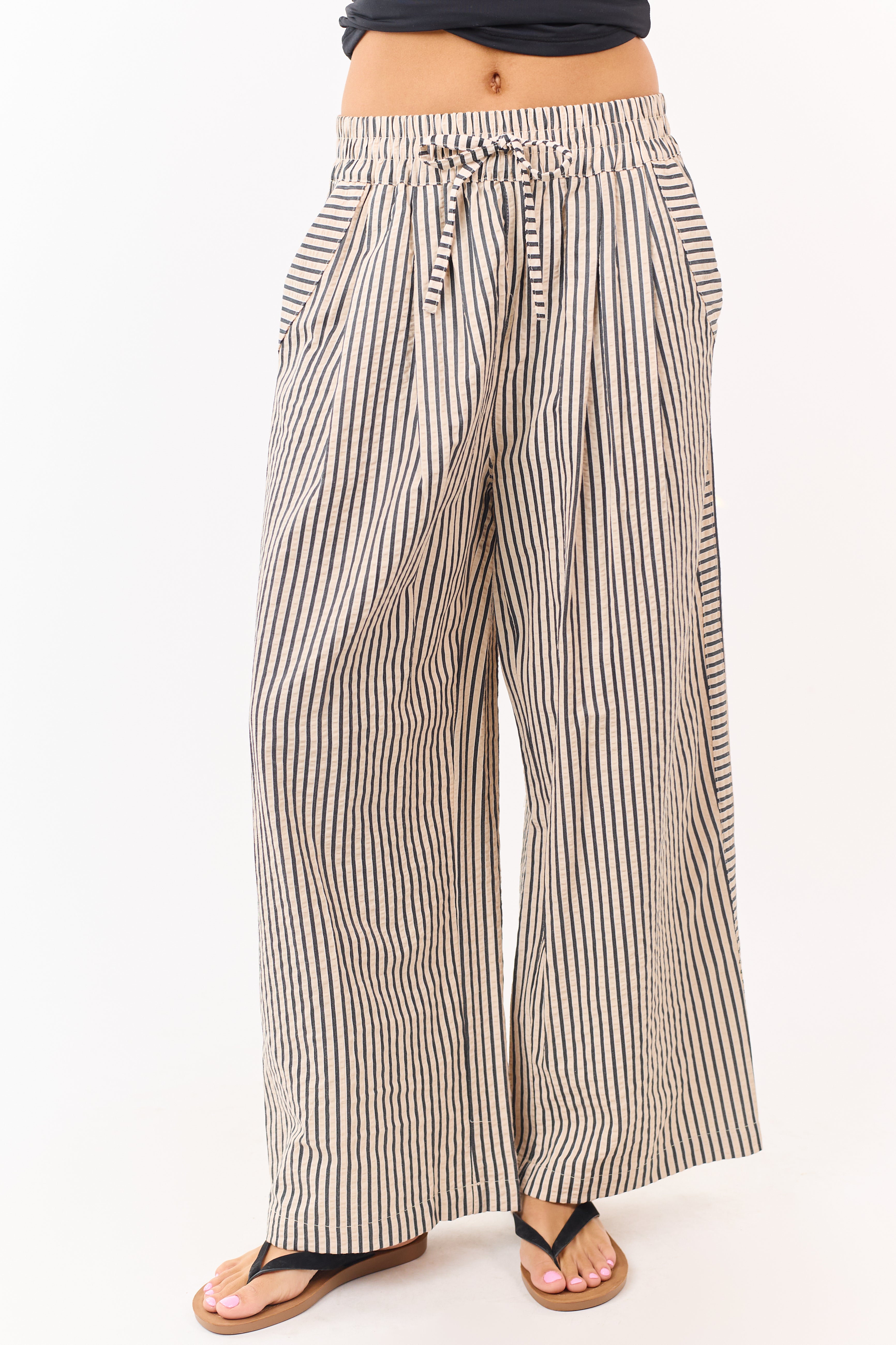 Pantalones anchos a rayas en color almendra y negro, elegantes