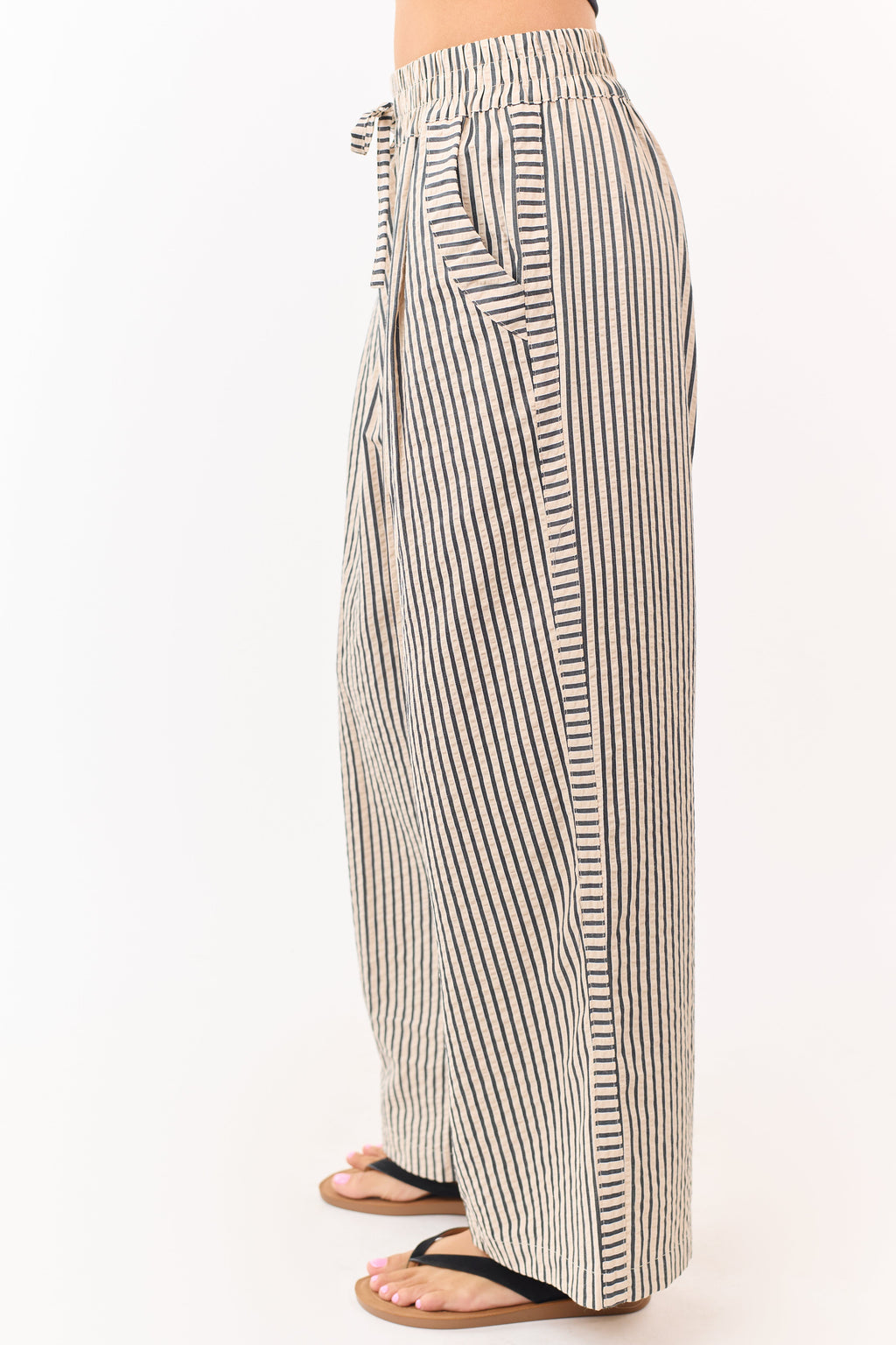 Pantalones anchos a rayas en color almendra y negro, elegantes