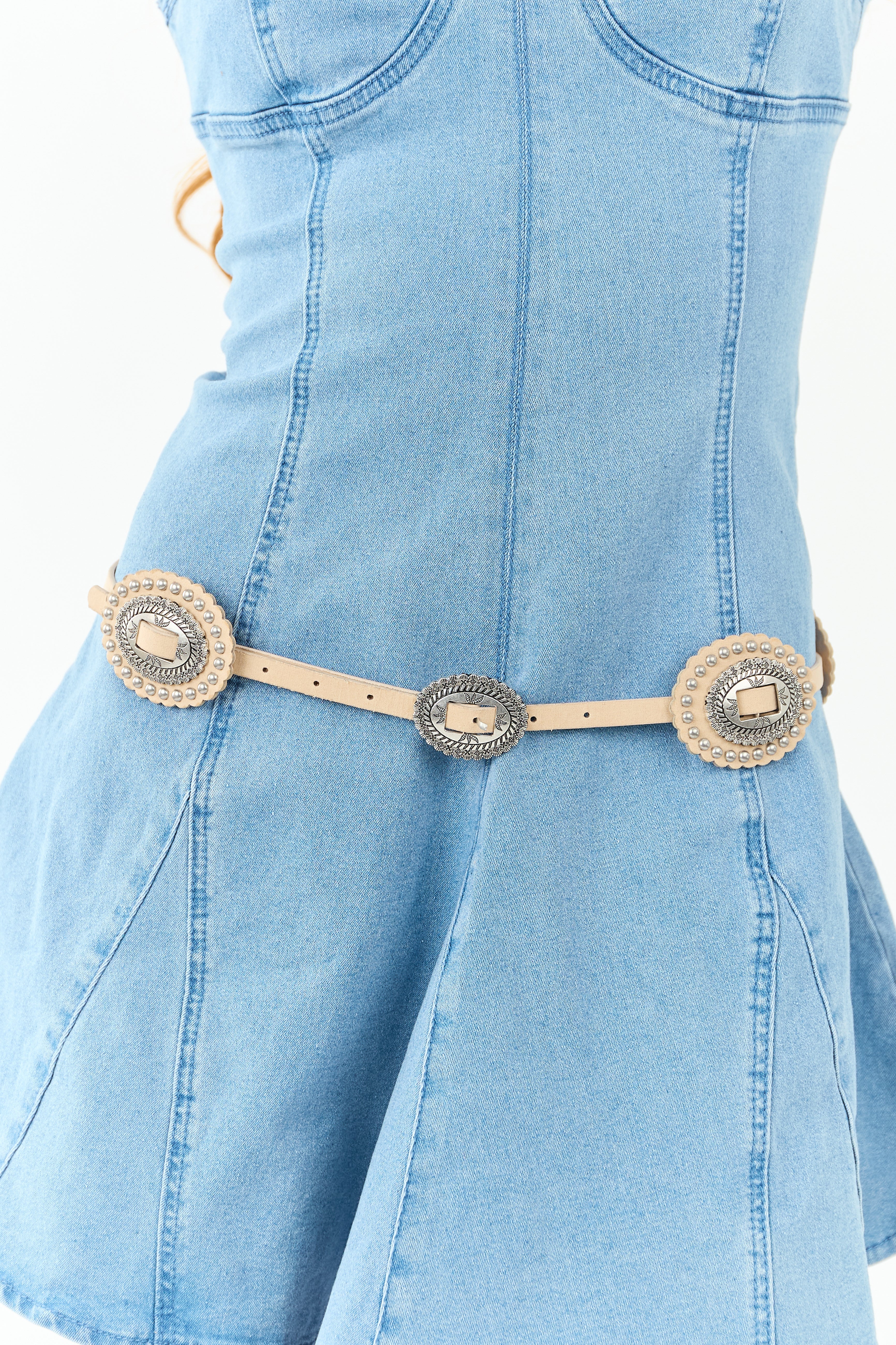 Cinturón de cuero sintético color almendra con conchos en forma de disco - accesorio llamativo de estilo vaquero