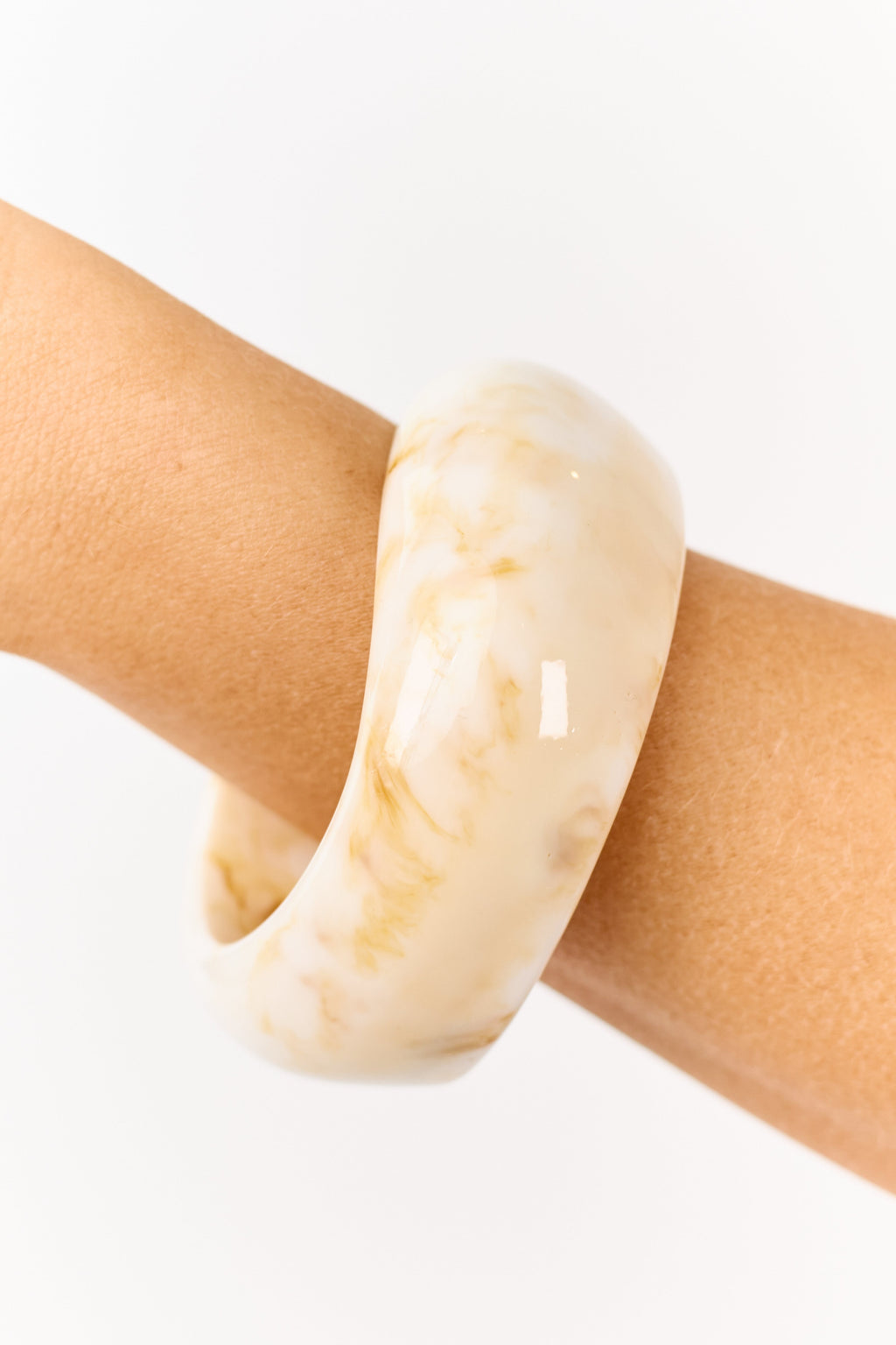 Brazalete grueso de resina marmoleada en color almendra - Joyería de declaración audaz