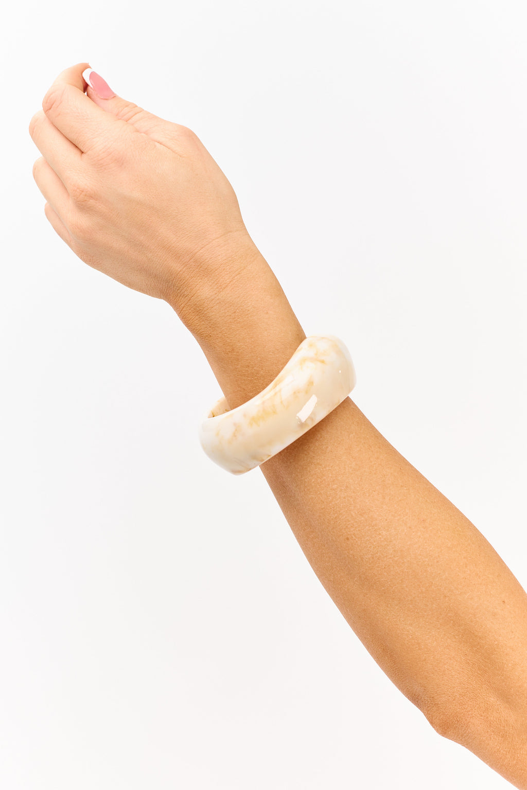 Brazalete grueso de resina marmoleada en color almendra - Joyería de declaración audaz