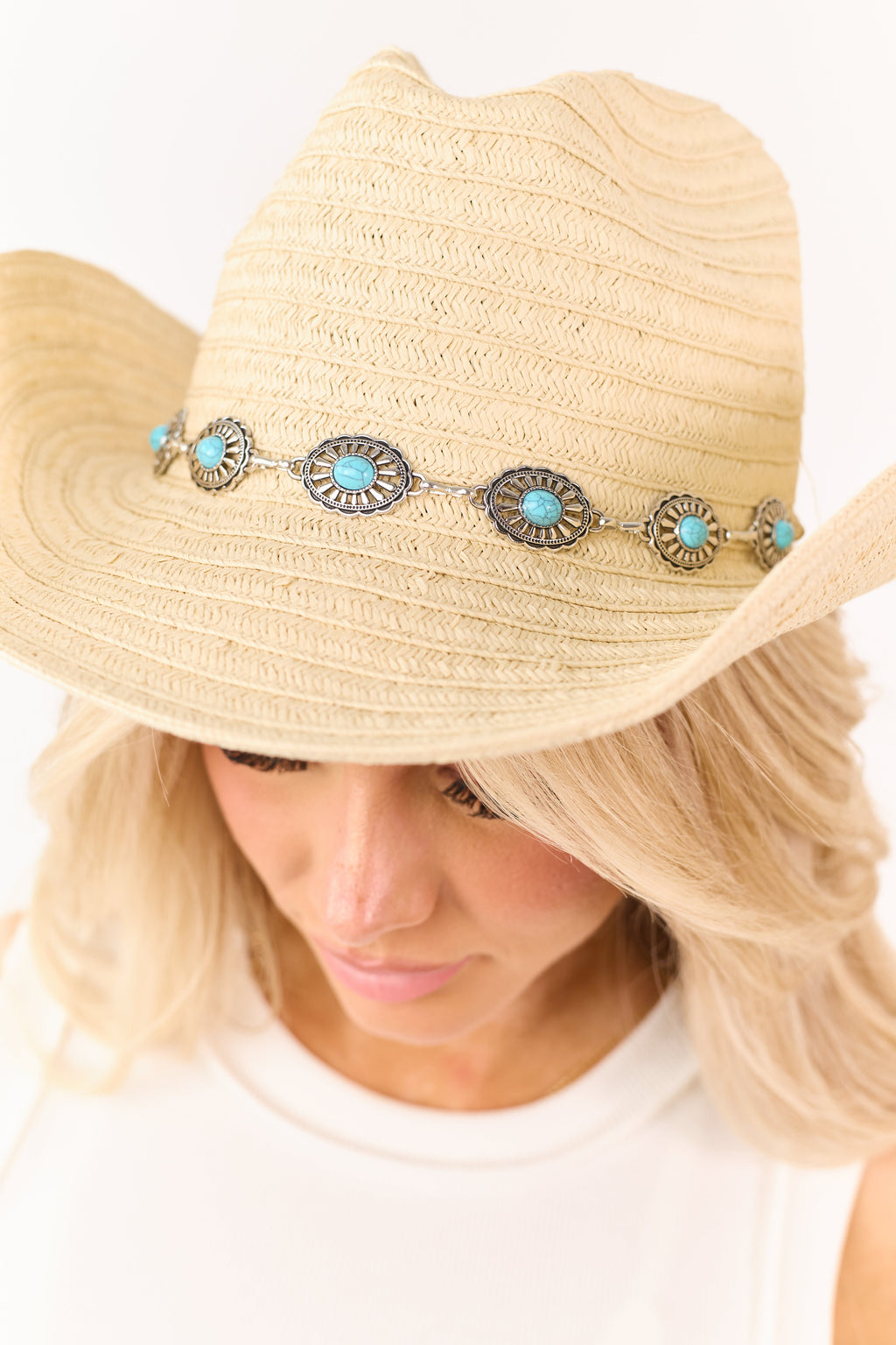 Sombrero vaquero de paja color almendra con banda de conchos de turquesa