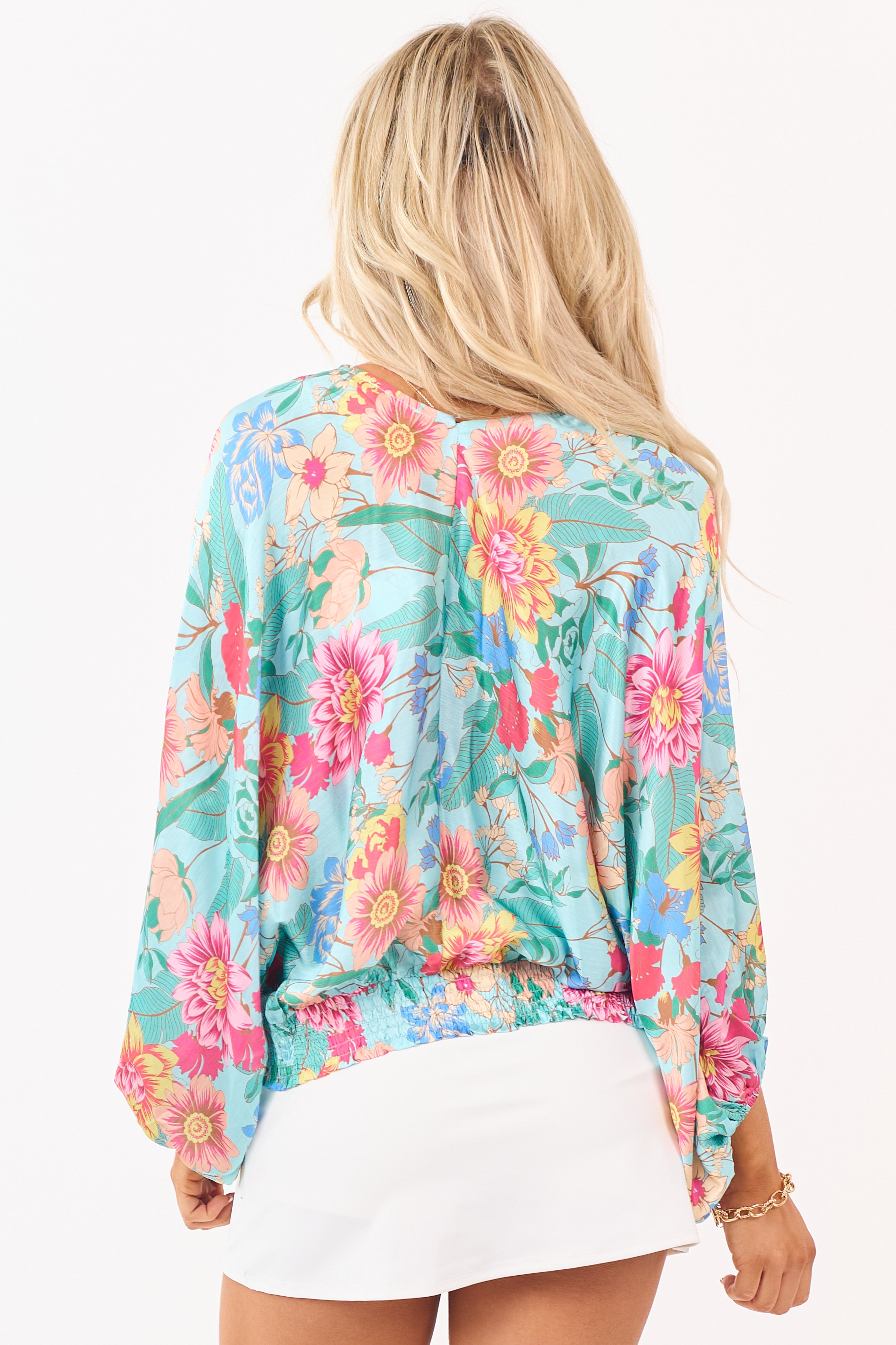 Top de satén azul aguamarina con estampado floral, escote en V y manga Dolman - chic y favorecedor