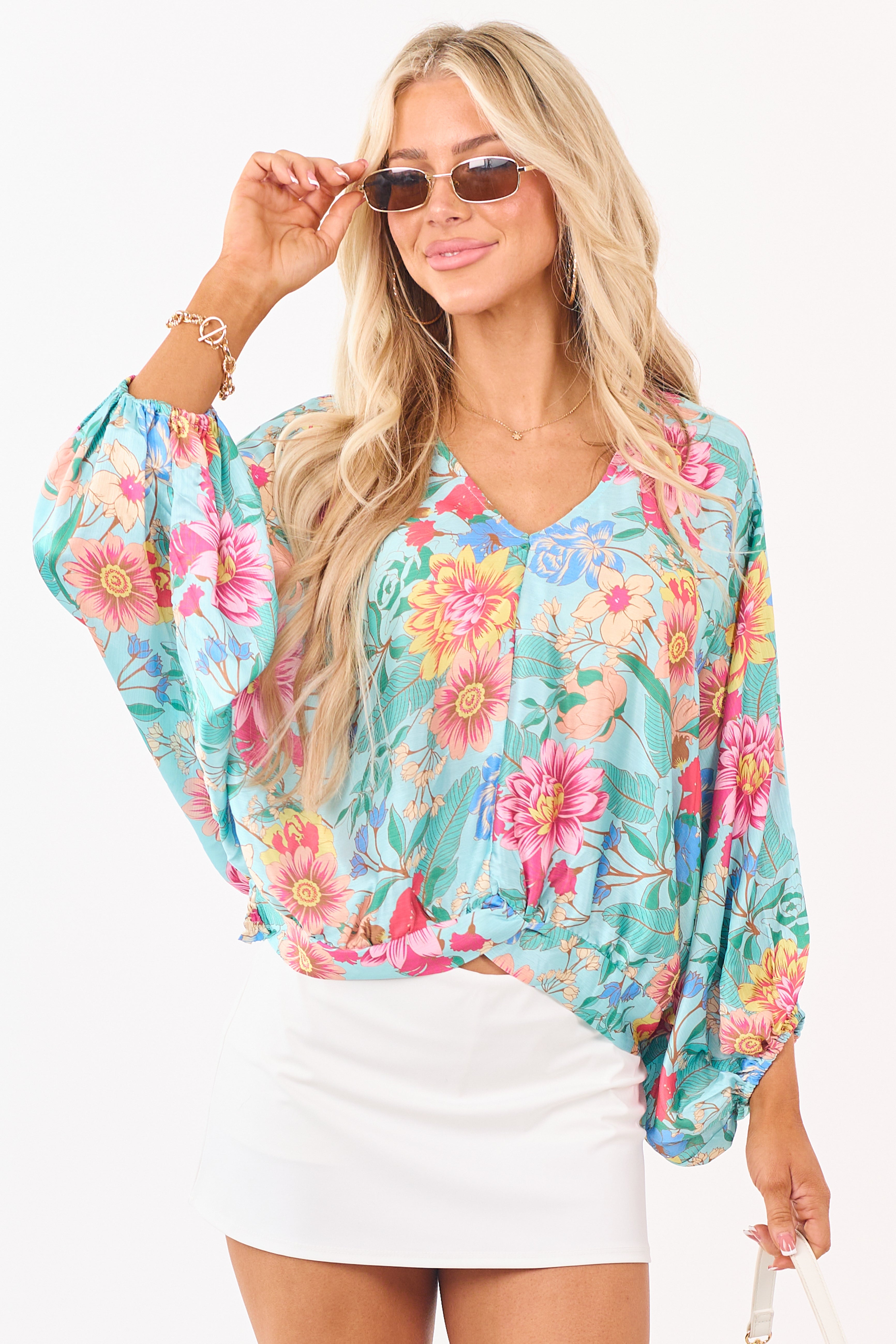 Top de satén azul aguamarina con estampado floral, escote en V y manga Dolman - chic y favorecedor