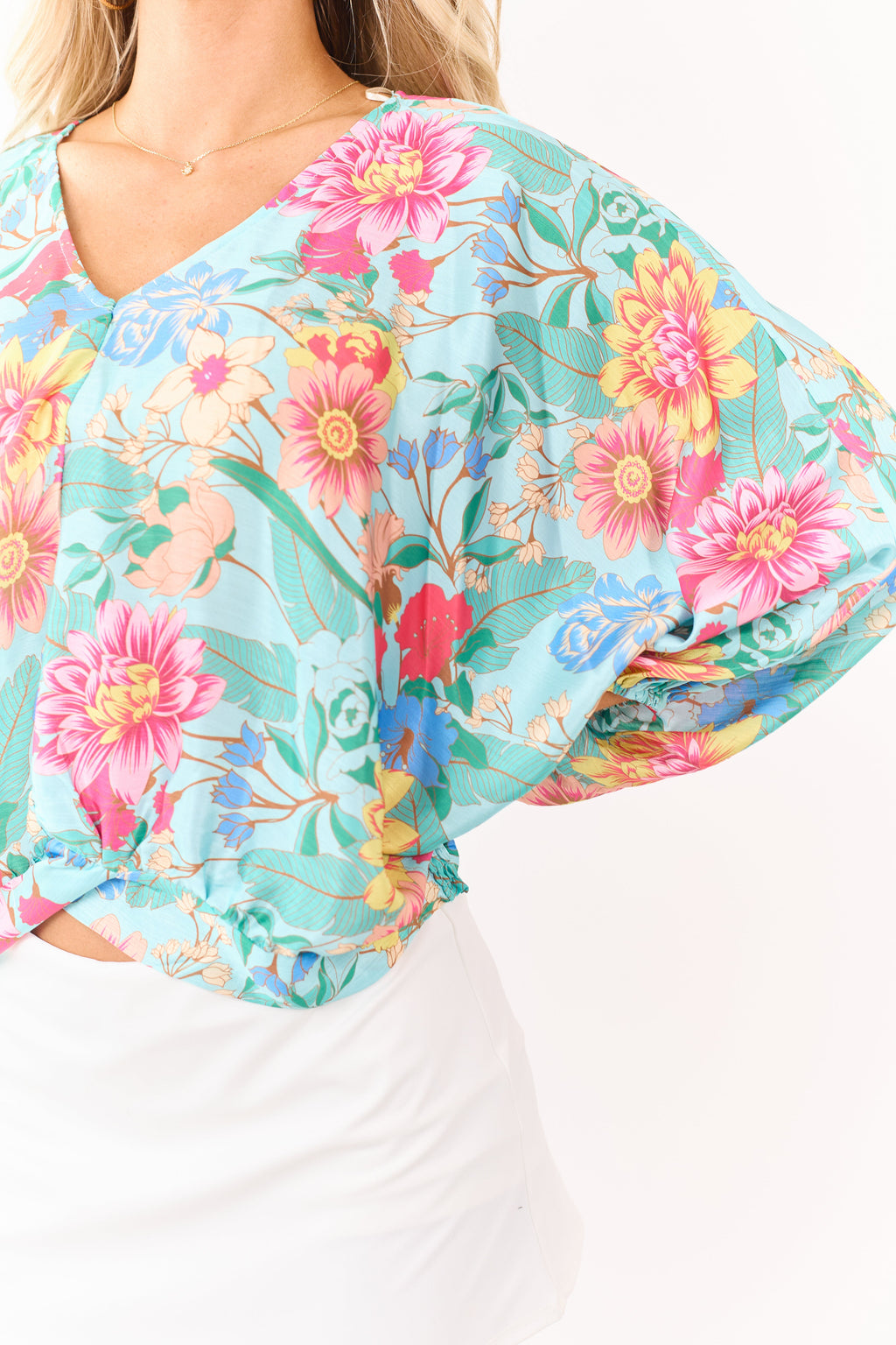 Top de satén azul aguamarina con estampado floral, escote en V y manga Dolman - chic y favorecedor
