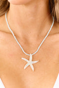 Collar con colgante de estrella de mar iridiscente con cuentas de color azul ártico