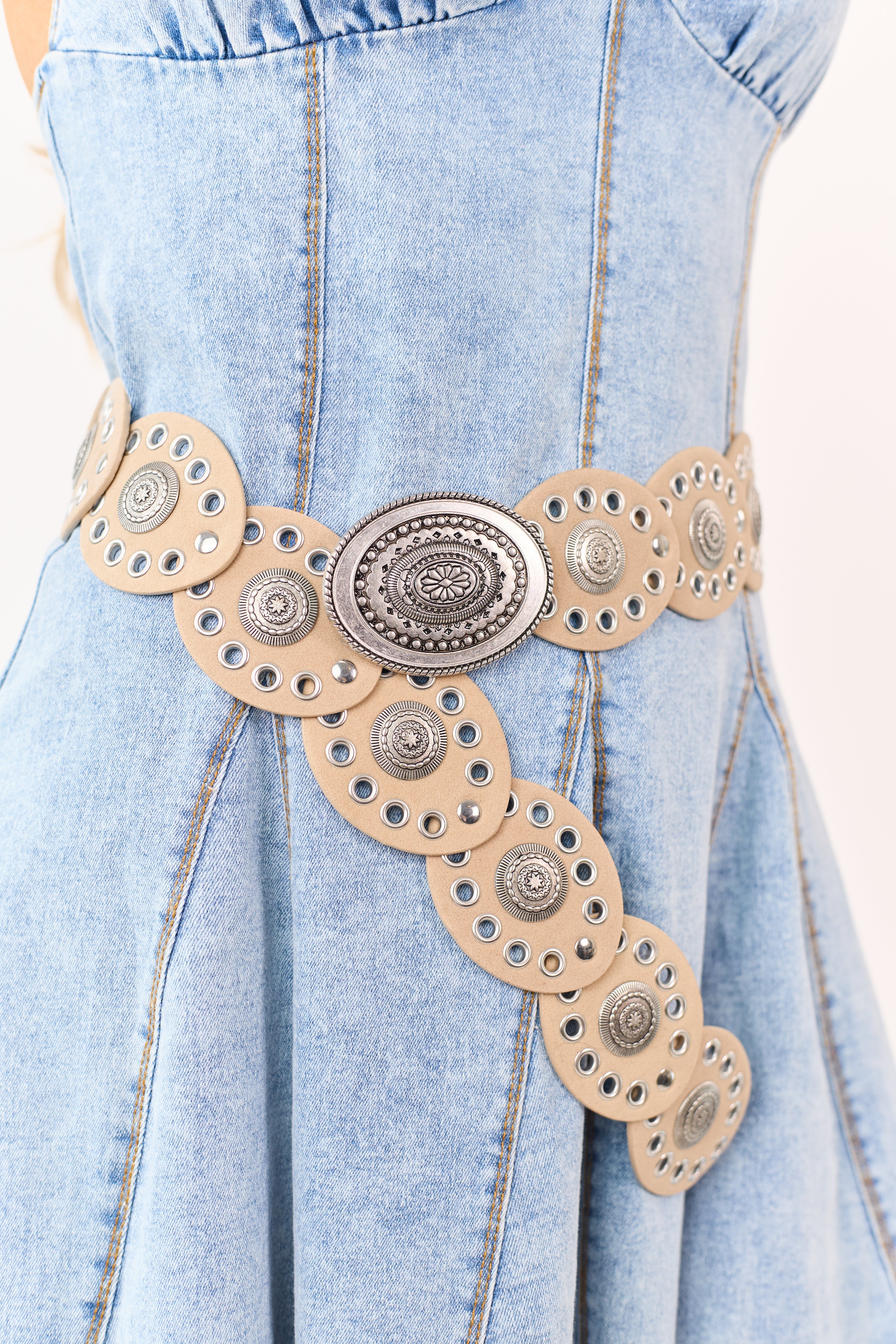 Cinturón de cuero sintético beige grande con disco ovalado ornamentado – accesorio elegante de declaración