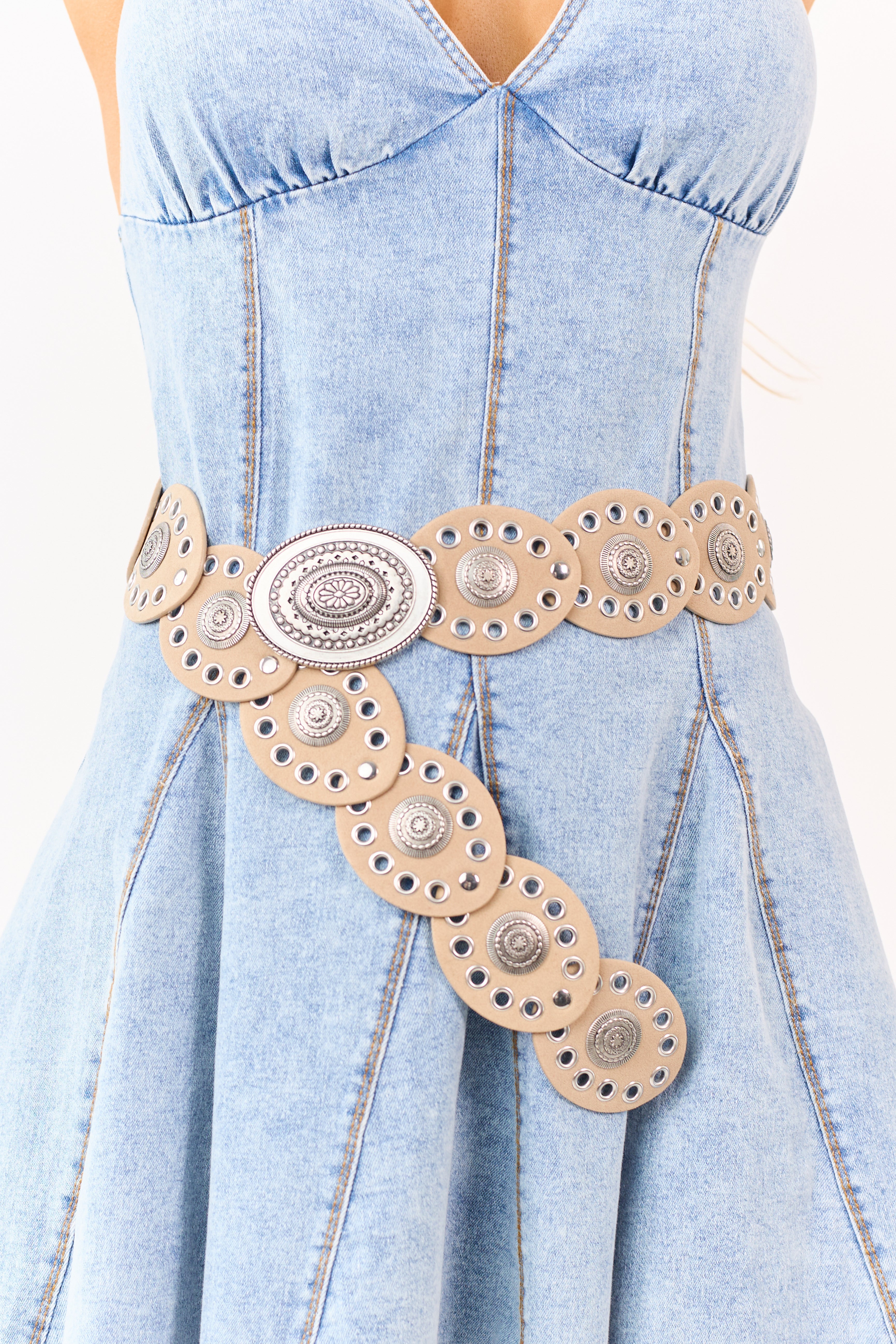 Cinturón de cuero sintético beige grande con disco ovalado ornamentado – accesorio elegante de declaración