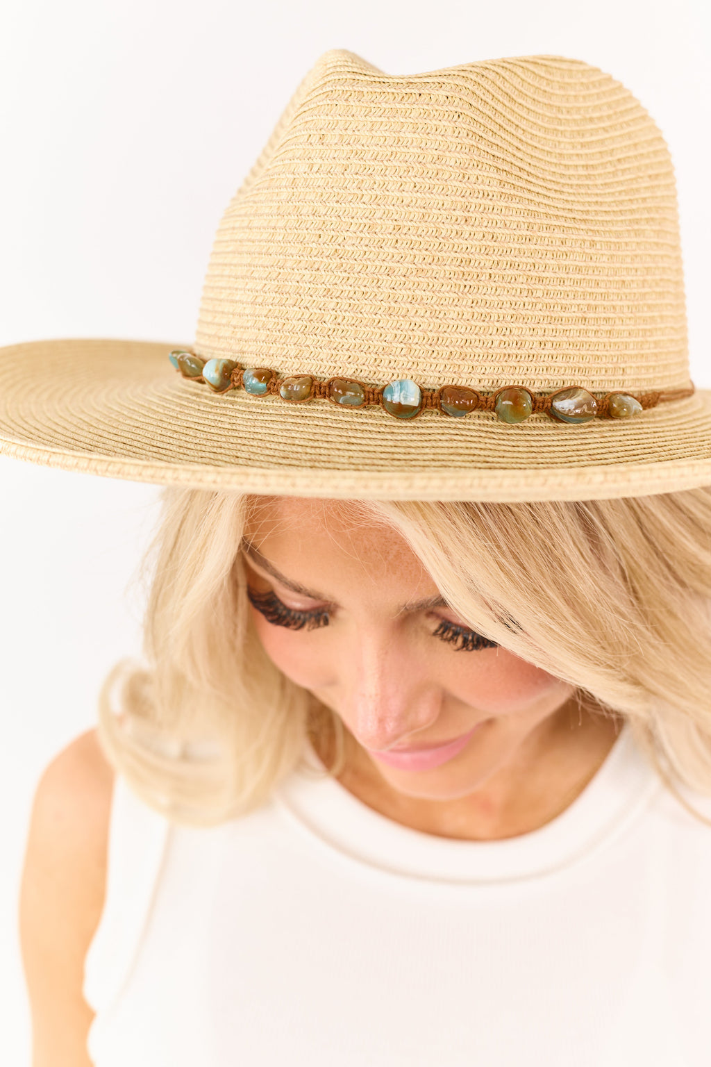 Sombrero panamá de paja beige con banda de cuerda y cuentas